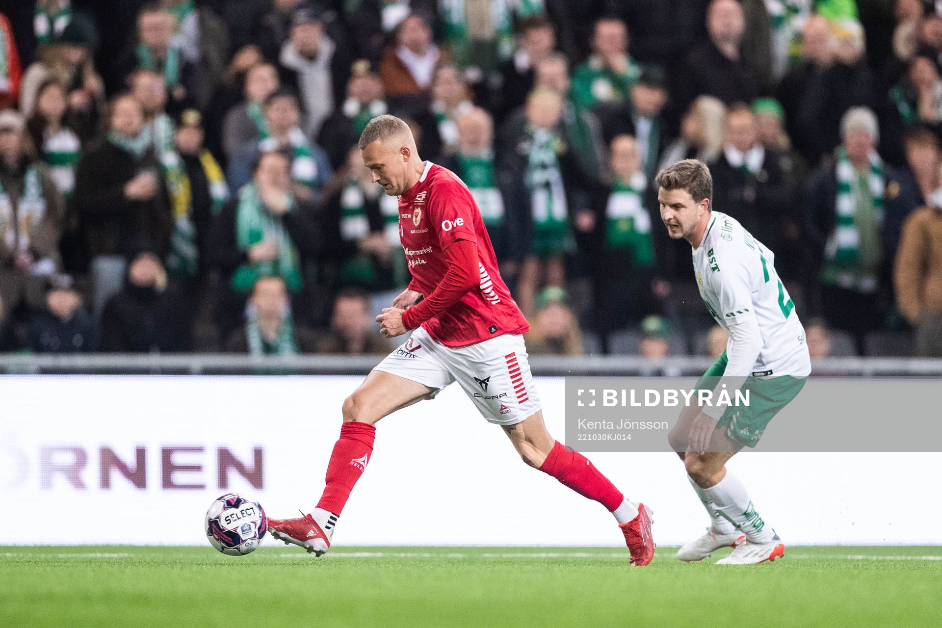 Kalmars Rasmus Sjöstedt och Hammarbys Joel Nilsson under fotbollsmatchen i Allsvenskan mellan Hammarby och Kalmar den 30 oktober 2022 i Stockholm.