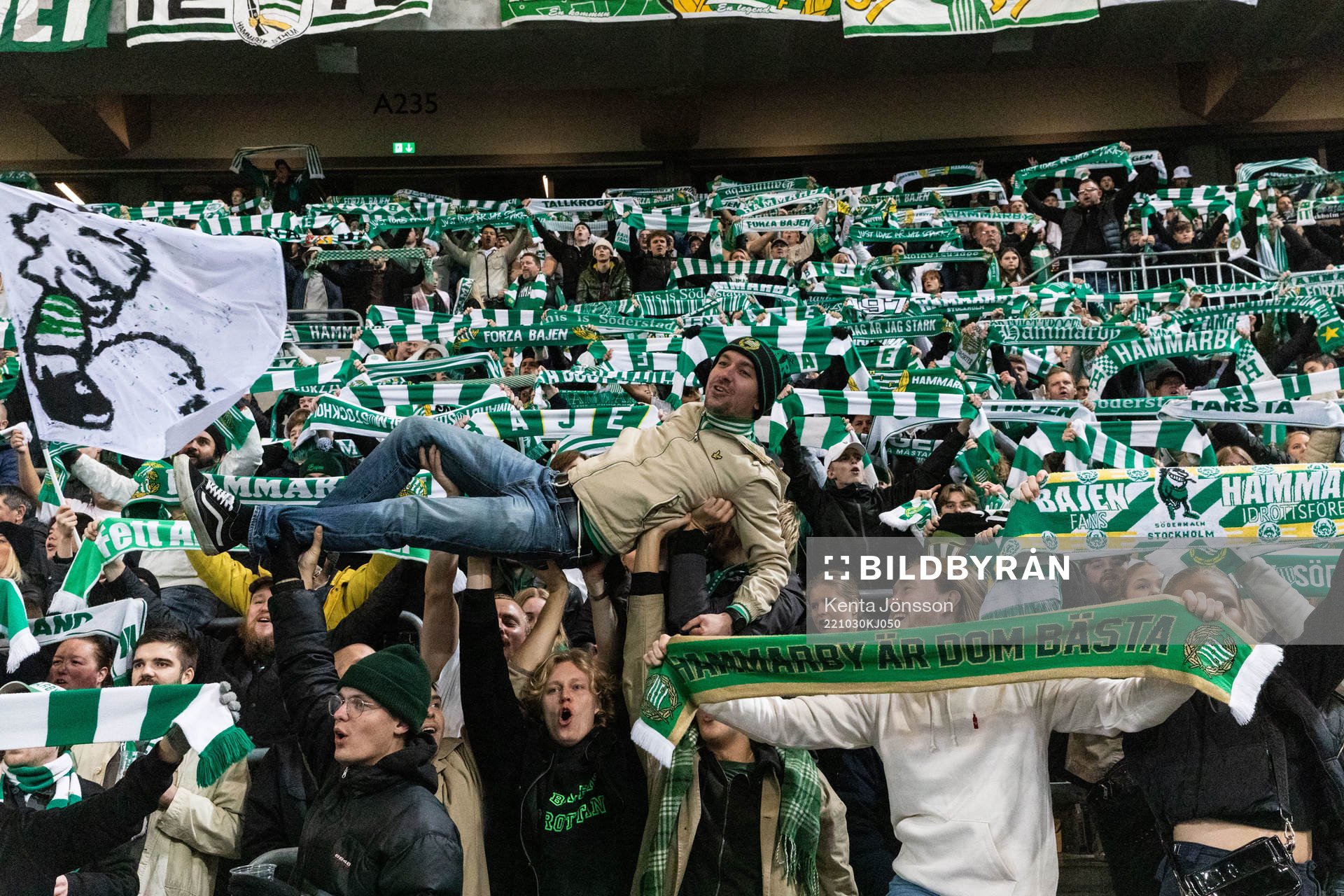 Hammarbys supportrar jublar