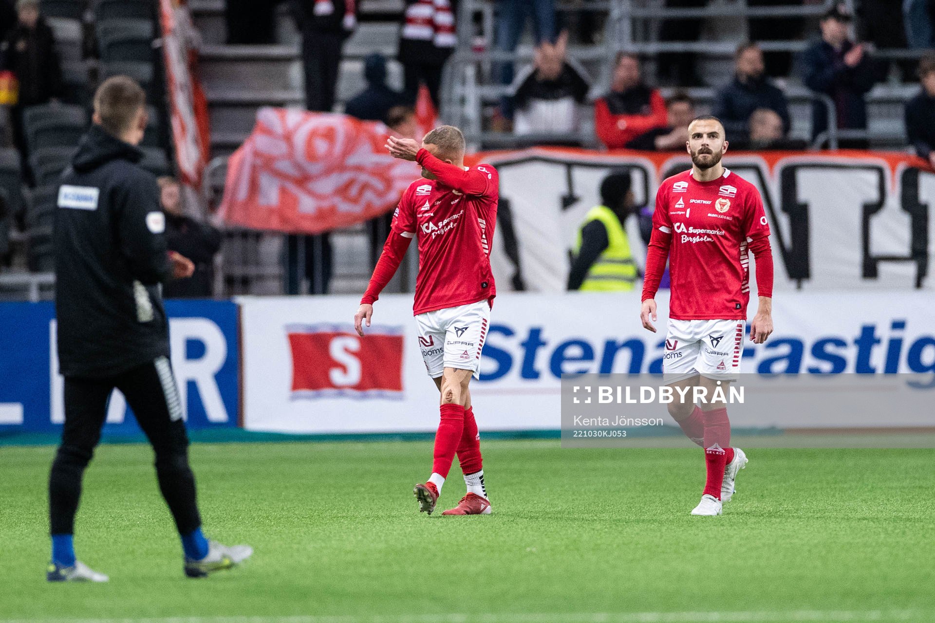 Kalmars Rasmus Sjöstedt och Filip Sachpekidis deppar