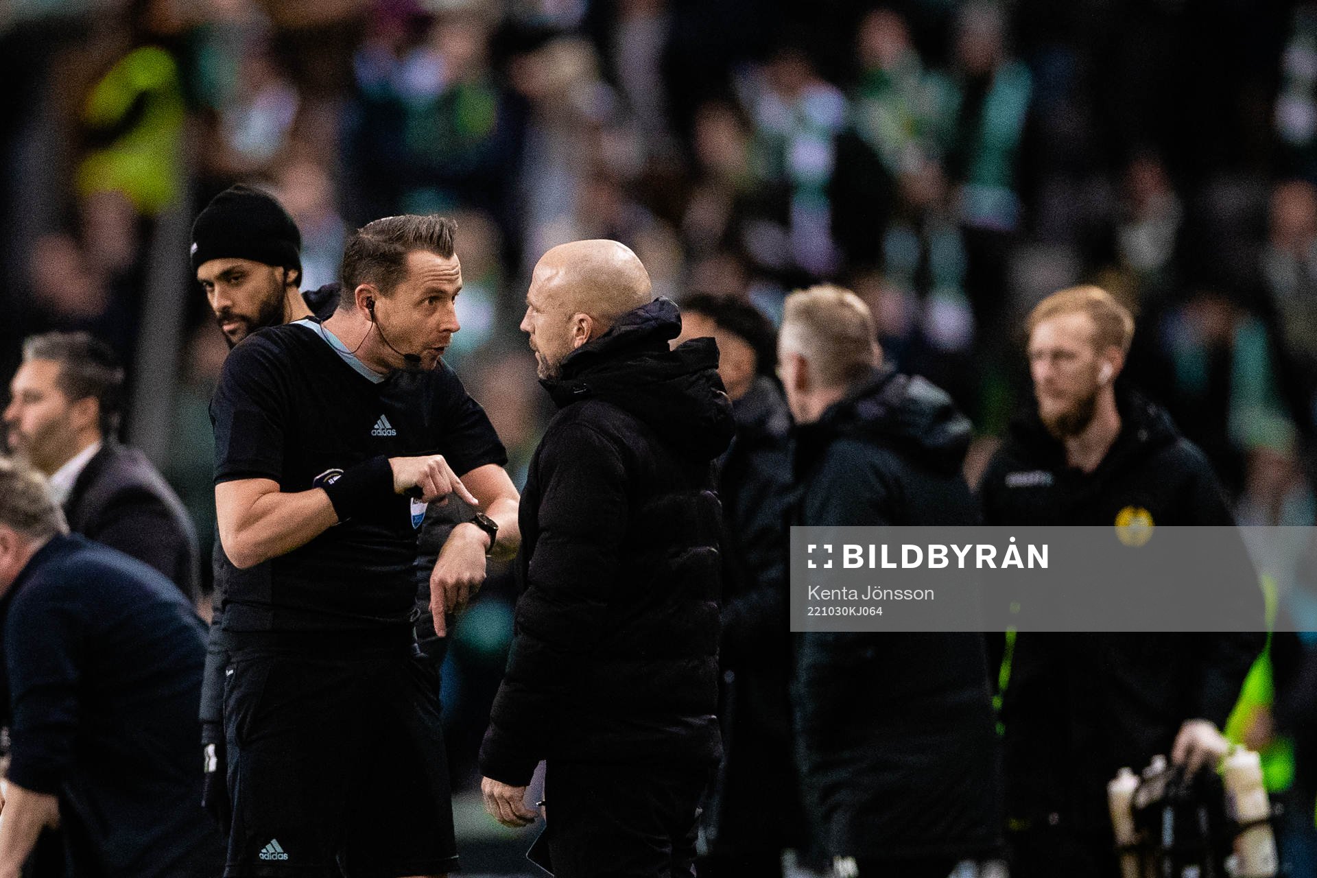 Domare Andreas Ekberg och Kalmars tränare Henrik Rydström