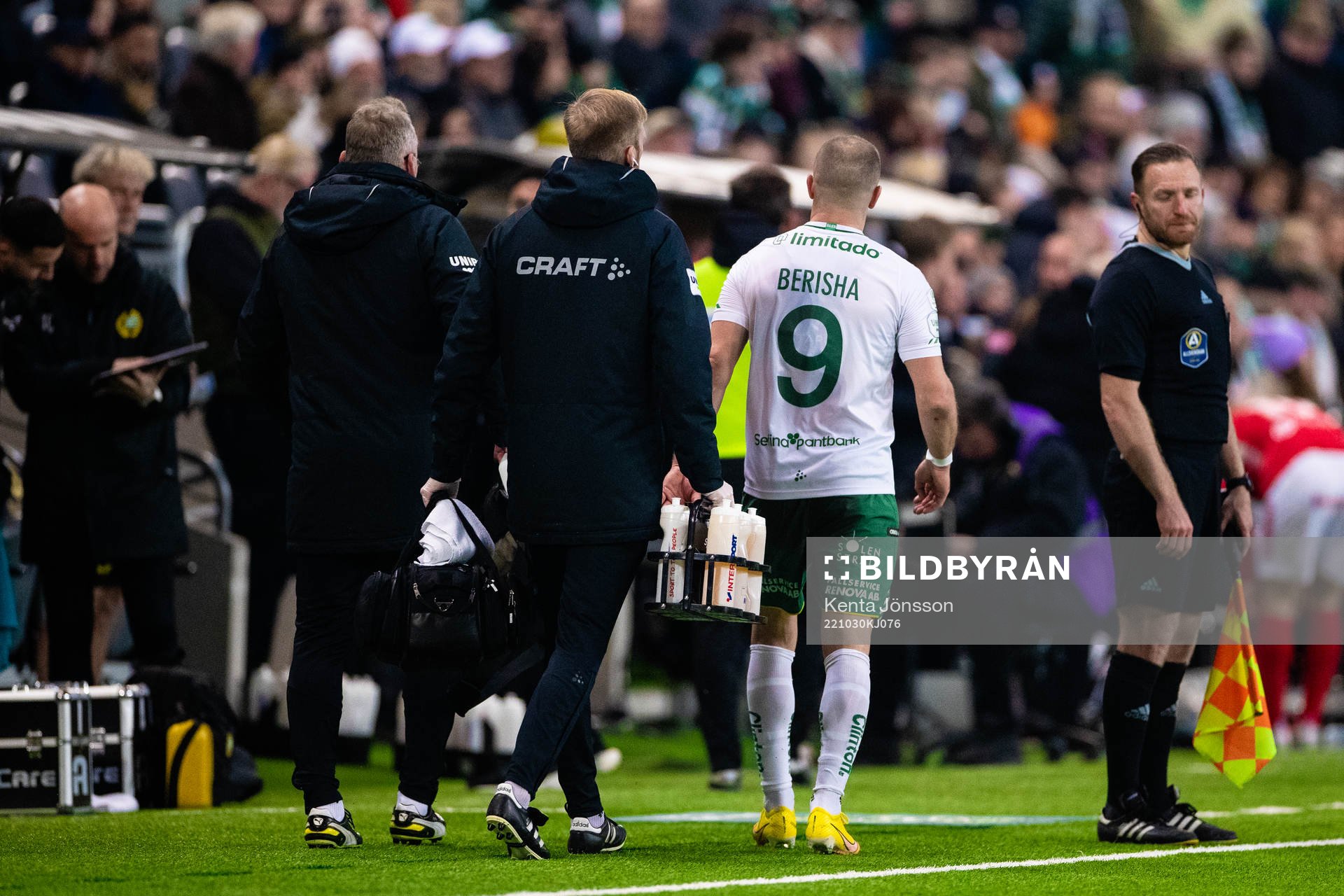 Hammarbys Veto Berisha lämnar planen med en skada