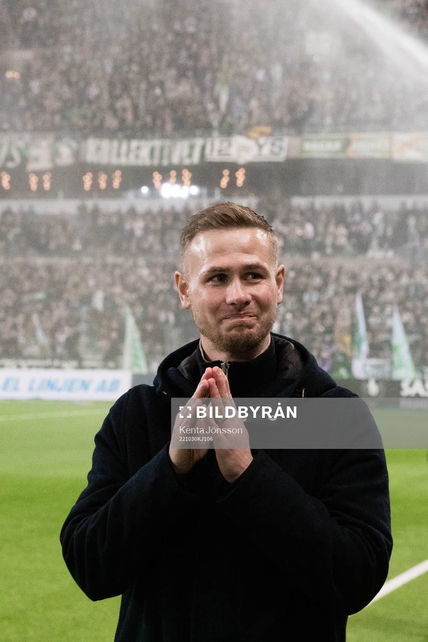 Hammarbys fd spelare Erik Israelsson uppmärksammas inför fotbollsmatchen i Allsvenskan mellan Hammarby och Kalmar den 30 oktober 2022 i Stockholm.
