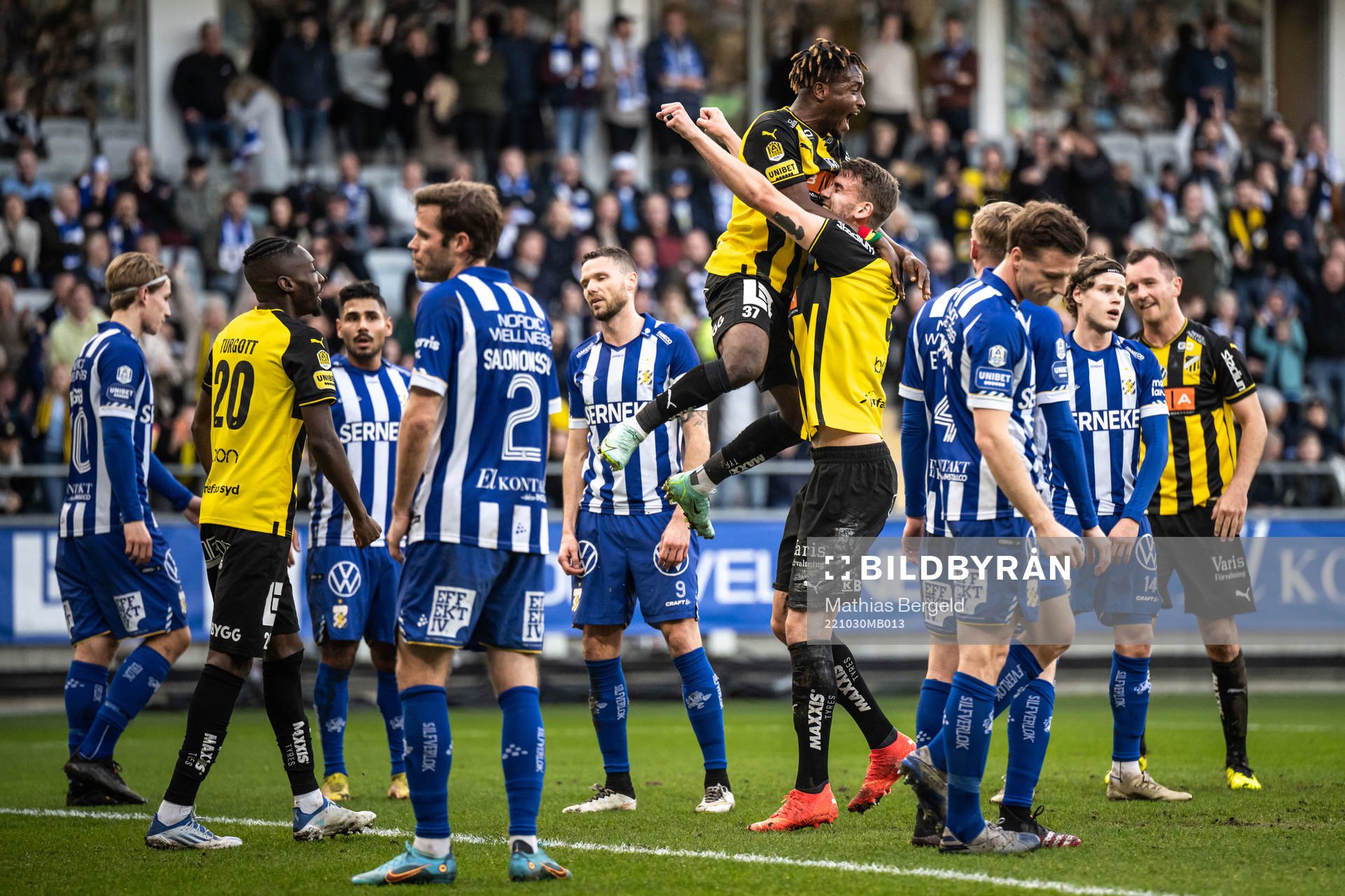 Häckens Johan Hammar jublar med lagkamrater