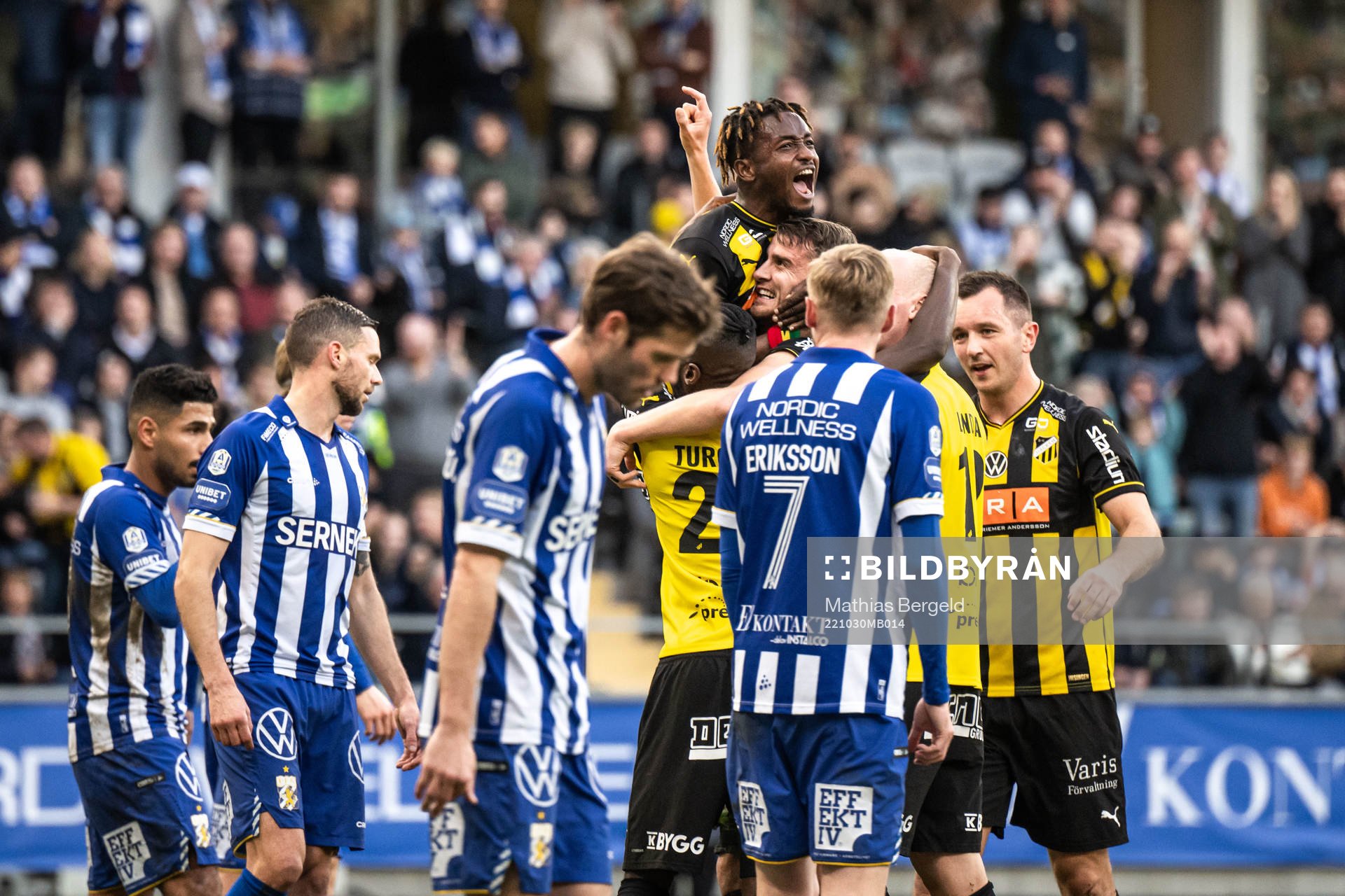 Häckens Johan Hammar jublar med lagkamrater