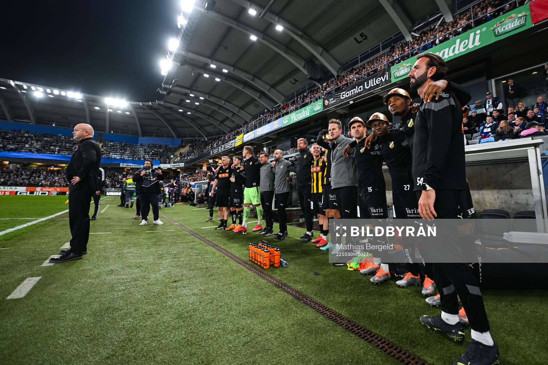 Häckens spelare och ledare väntar på slutsignal under fotbollsmatchen i Allsvenskan mellan IFK Göteborg och Häcken den 30 oktober 2022 i Göteborg.