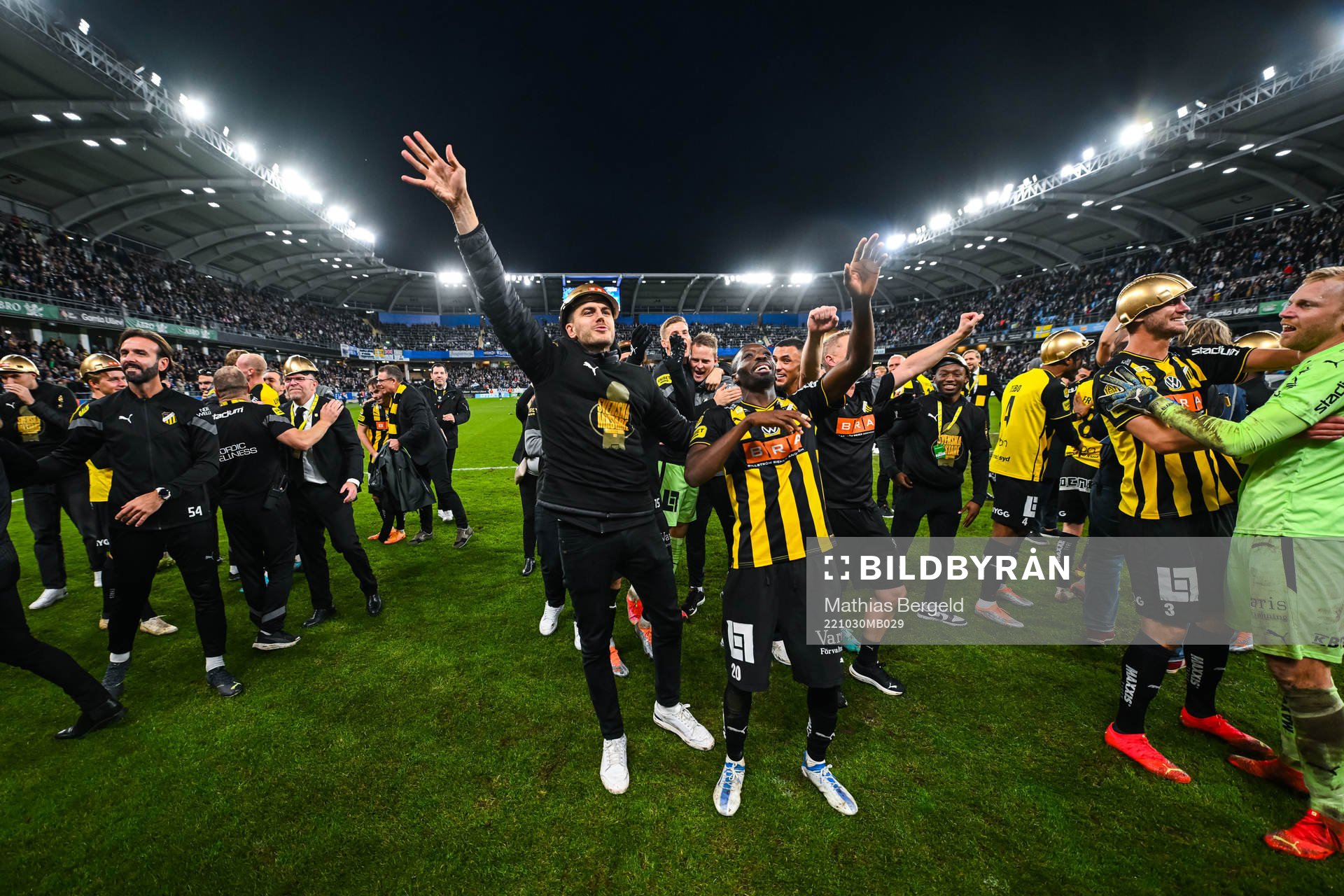 Häckens Alexander Jeremejeff och Blair Sebastian Turgott jublar över SM-guldet efter fotbollsmatchen i Allsvenskan mellan IFK Göteborg och Häcken den 30 oktober 2022 i Göteborg.