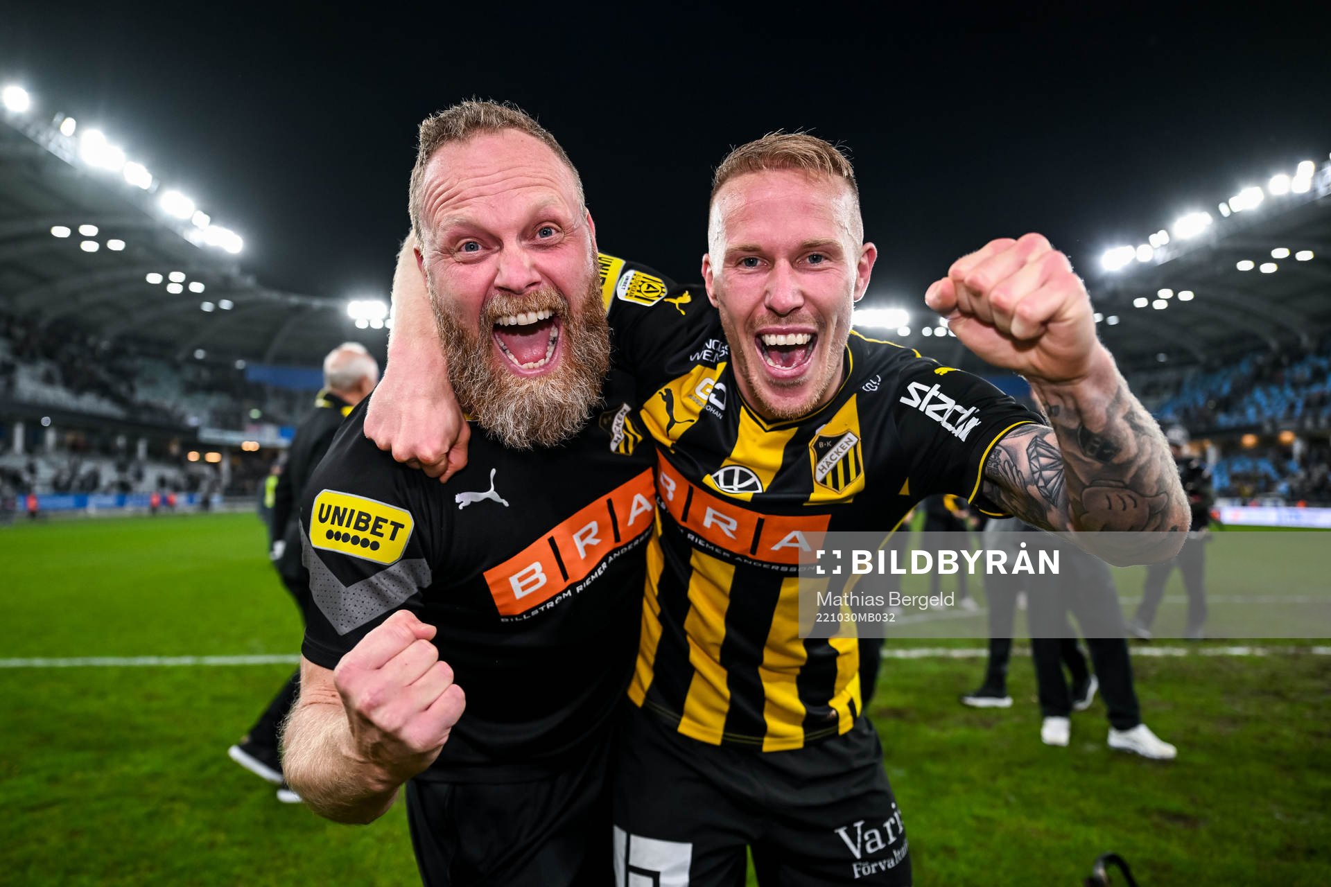 Häckens fystränare Nicklas Möller och Mikkel Rygaard Jensen jublar över SM-guldet efter fotbollsmatchen i Allsvenskan mellan IFK Göteborg och Häcken den 30 oktober 2022 i Göteborg.