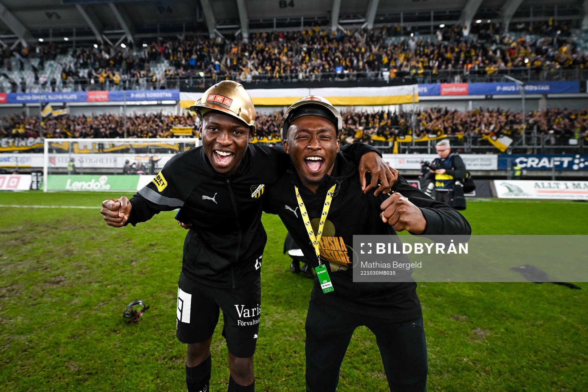 Häckens Akoua Romeo Amane och Bénie Traoré jublar över