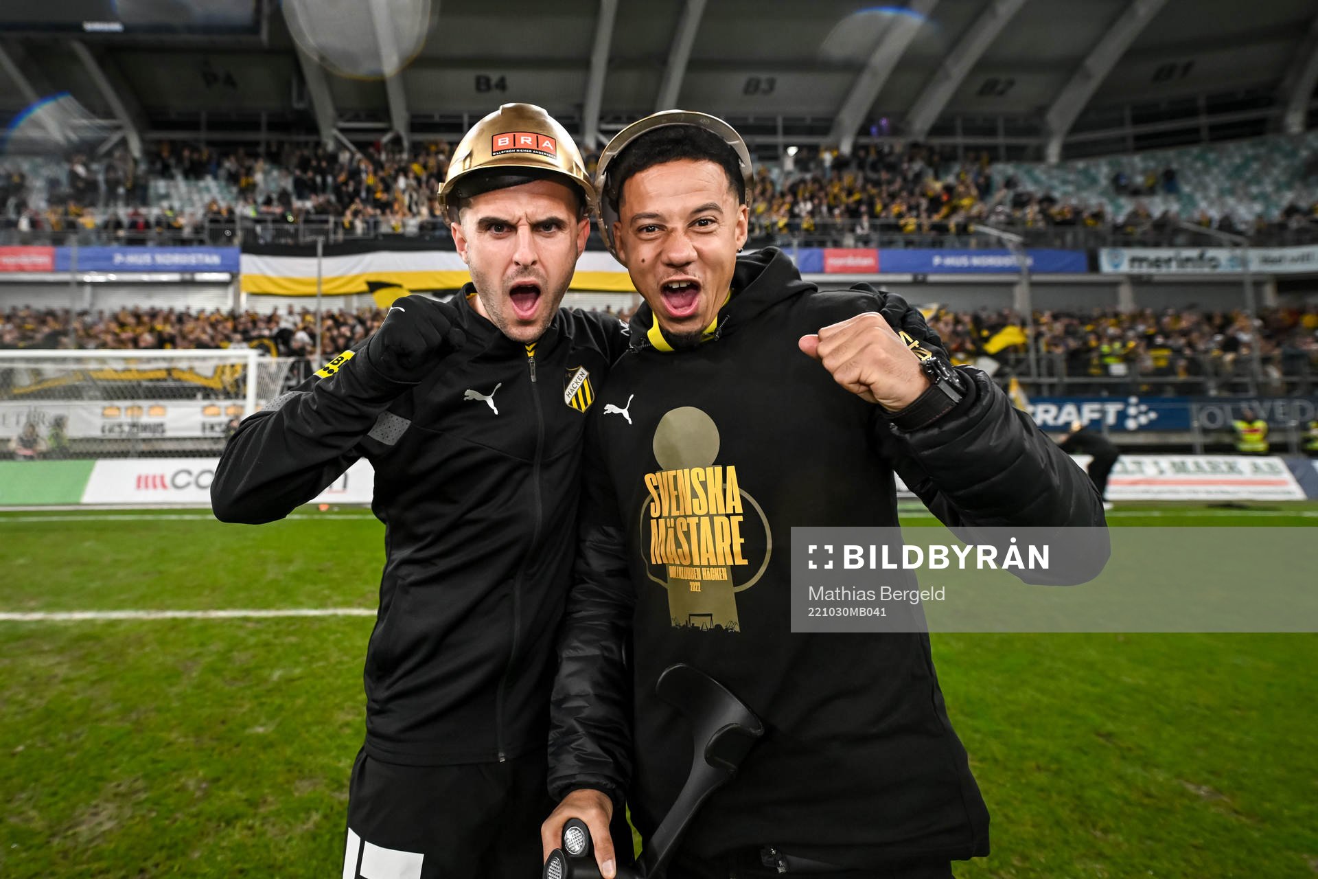 Häckens Kadir Hodzic och Tobias Sana jublar över SM-guldet