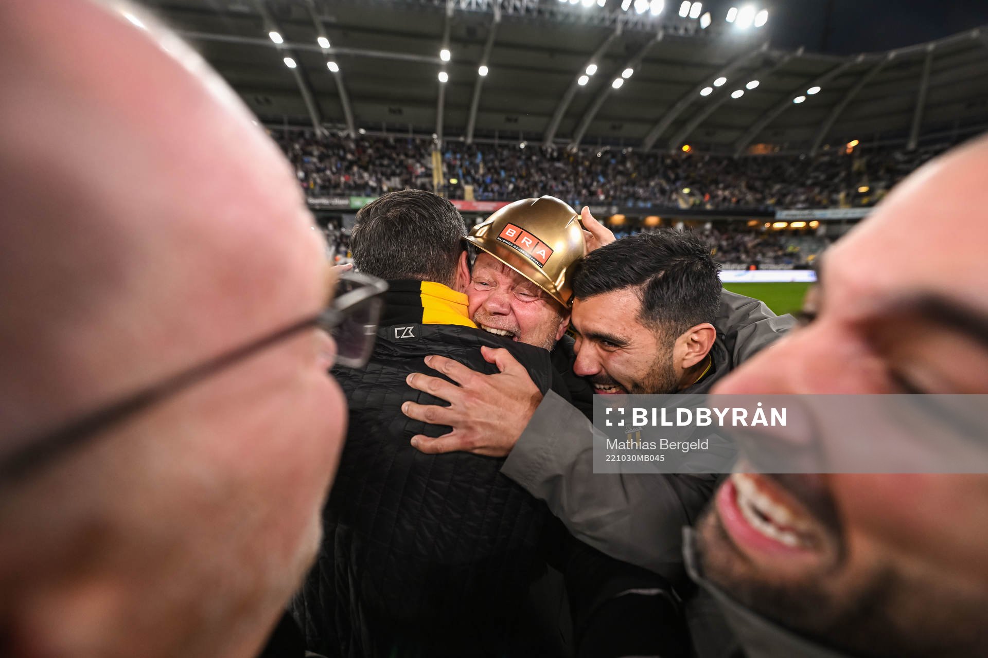 Häckens tränare Per-Mathias Høgmo, sportchef Martin Ericsson och analytiker Mario Chavez jublar över SM-guldet efter fotbollsmatchen i Allsvenskan mellan IFK Göteborg och Häcken den 30 oktober 2022 i Göteborg. 
