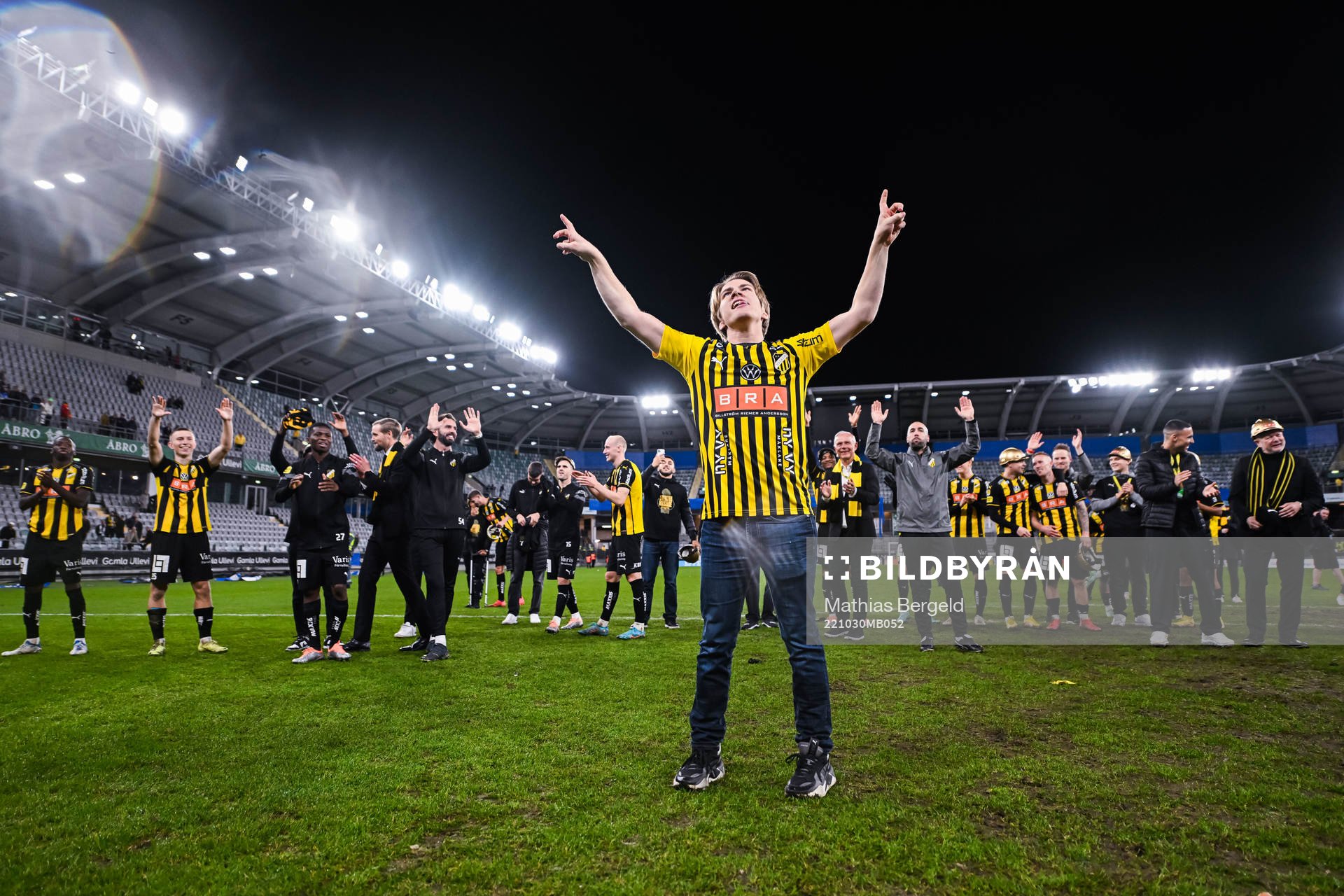 Häckens Petrus Karlholm jublar över SM-guldet efter fotbollsmatchen i Allsvenskan mellan IFK Göteborg och Häcken den 30 oktober 2022 i Göteborg.