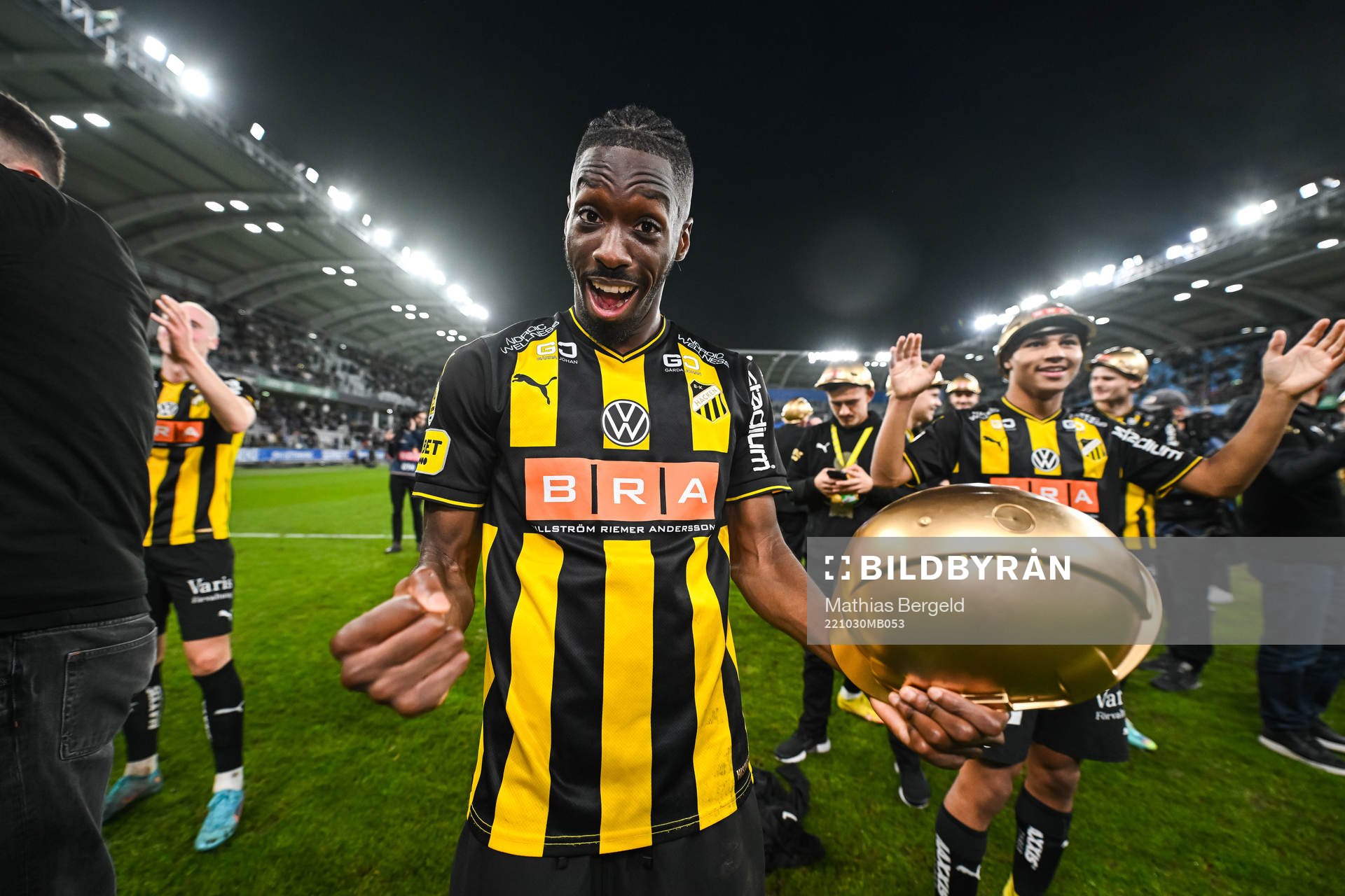 Häckens Blair Sebastian Turgott jublar över SM-guldet