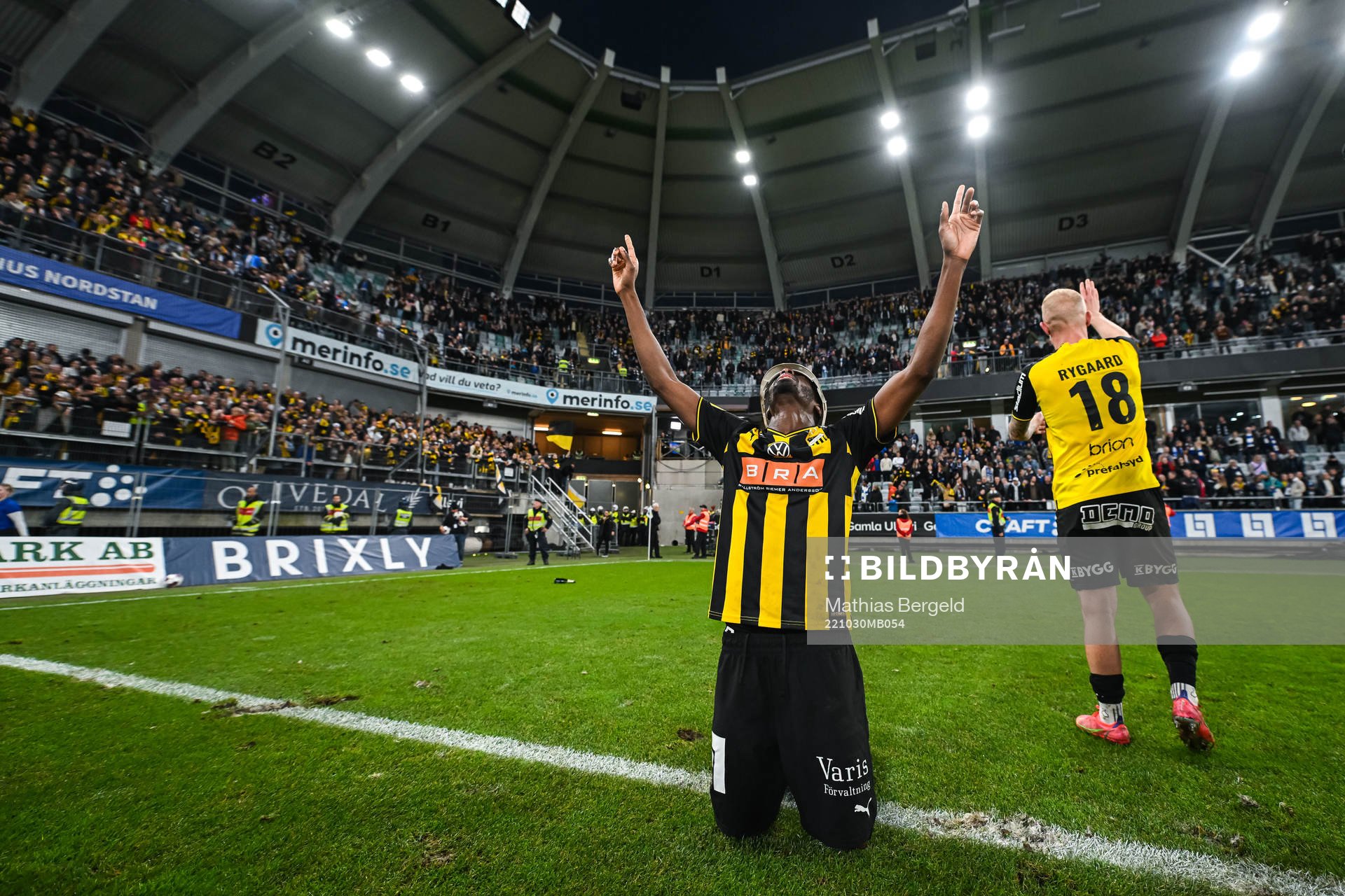 Häckens Blair Sebastian Turgott jublar över SM-guldet