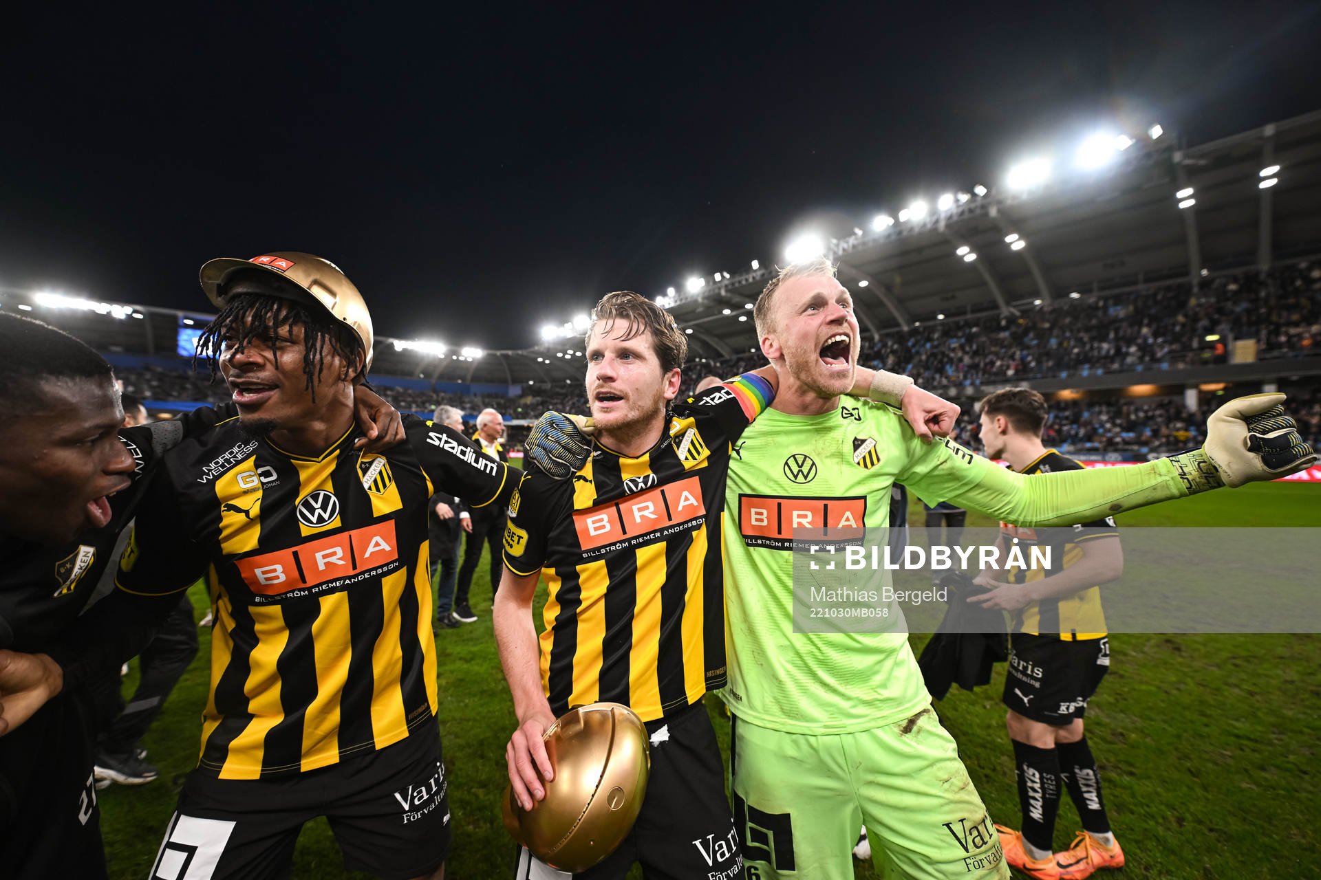 Häckens Franklin Degaulle Tebo Uchenna, Erik Friberg och målvakt Peter Abrahamsson jublar över SM-guldet efter fotbollsmatchen i Allsvenskan mellan IFK Göteborg och Häcken den 30 oktober 2022 i Göteborg.