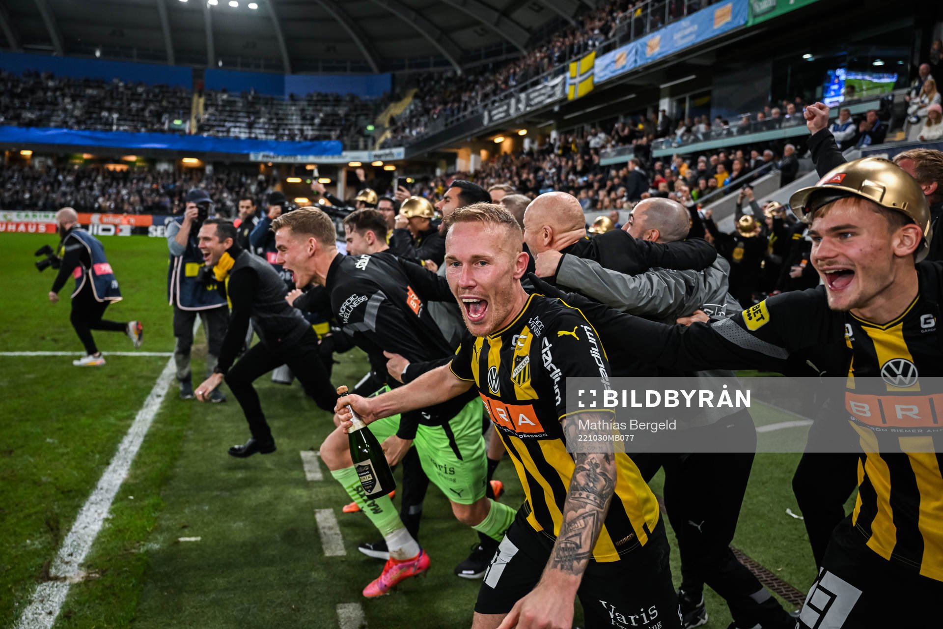 Häckens Mikkel Rygaard Jensen jublar på slutsignal över SM-guldet efter fotbollsmatchen i Allsvenskan mellan IFK Göteborg och Häcken den 30 oktober 2022 i Göteborg.
