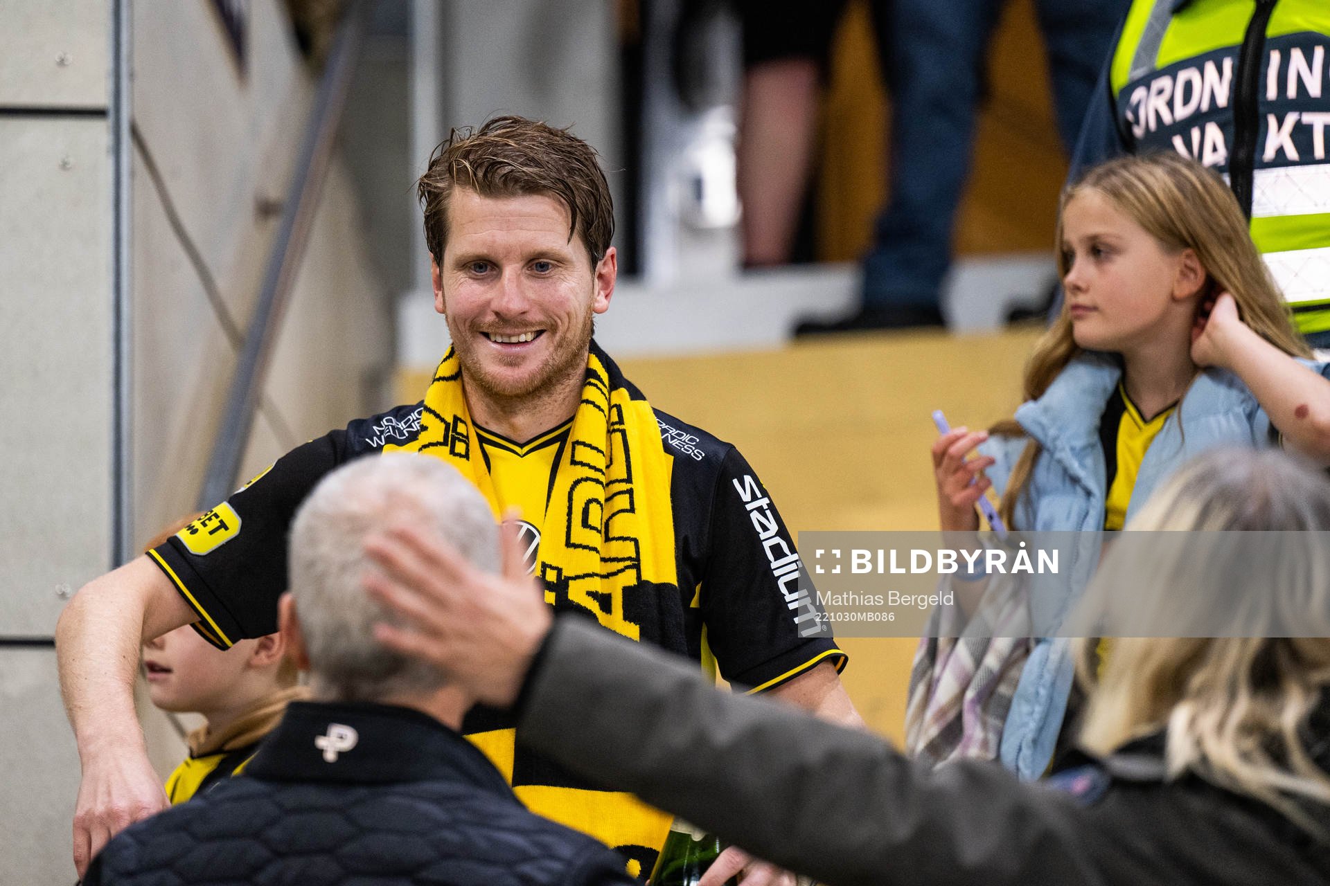 Häckens Erik Friberg jublar över SM-guldet mot sin pappa