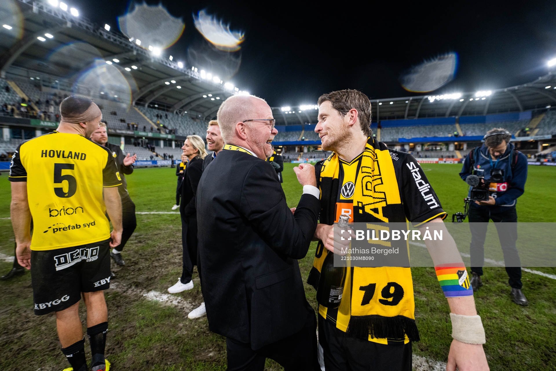 Häckens ordförande Anders Billström och Erik Friberg jublar över sm-guldet efter fotbollsmatchen i Allsvenskan mellan IFK Göteborg och Häcken den 30 oktober 2022 i Göteborg.