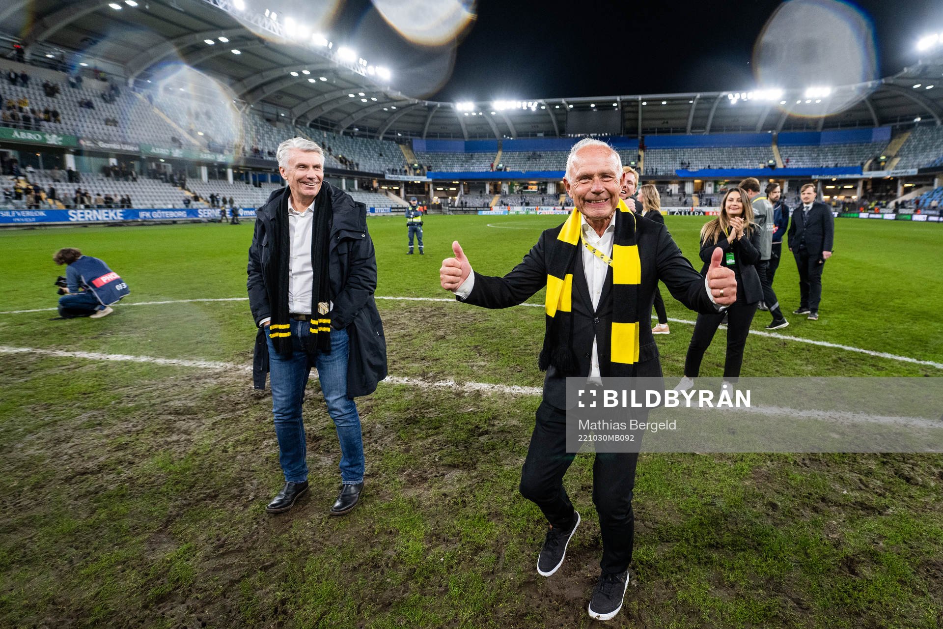 Häckens före detta klubbdirektör Dennis Andersson jublar över sm-guldet efter fotbollsmatchen i Allsvenskan mellan IFK Göteborg och Häcken den 30 oktober 2022 i Göteborg. 