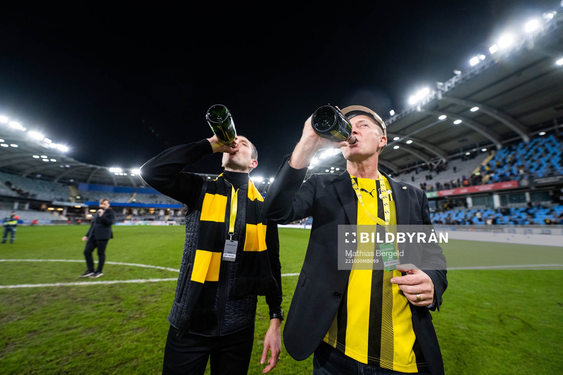 Häckens sportchef Martin Ericsson och före detta sportchef Sonny Karlsson jublar över sm-guldet efter fotbollsmatchen i Allsvenskan mellan IFK Göteborg och Häcken den 30 oktober 2022 i Göteborg.