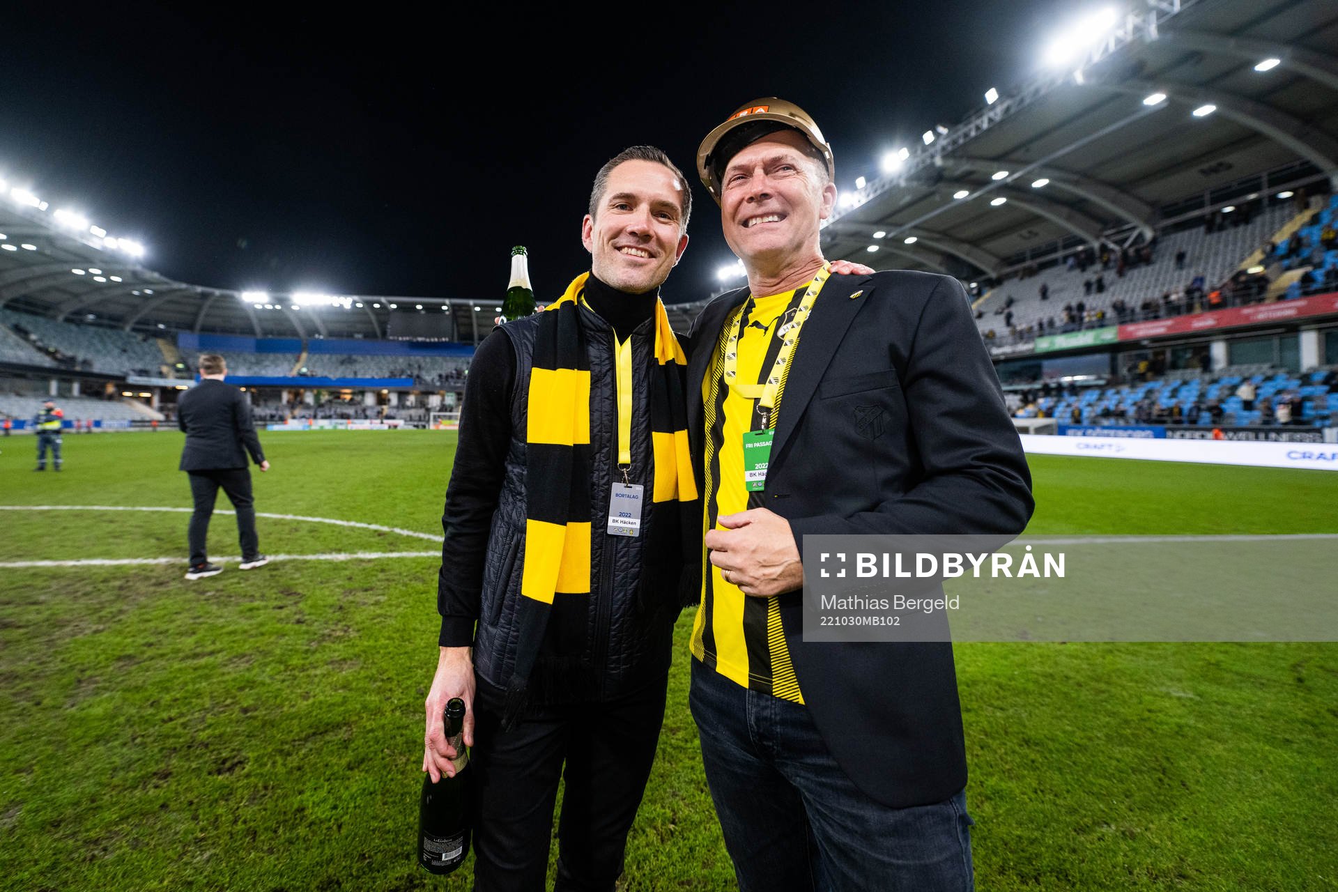 Häckens sportchef Martin Ericsson och före detta sportchef Sonny Karlsson jublar över sm-guldet efter fotbollsmatchen i Allsvenskan mellan IFK Göteborg och Häcken den 30 oktober 2022 i Göteborg.