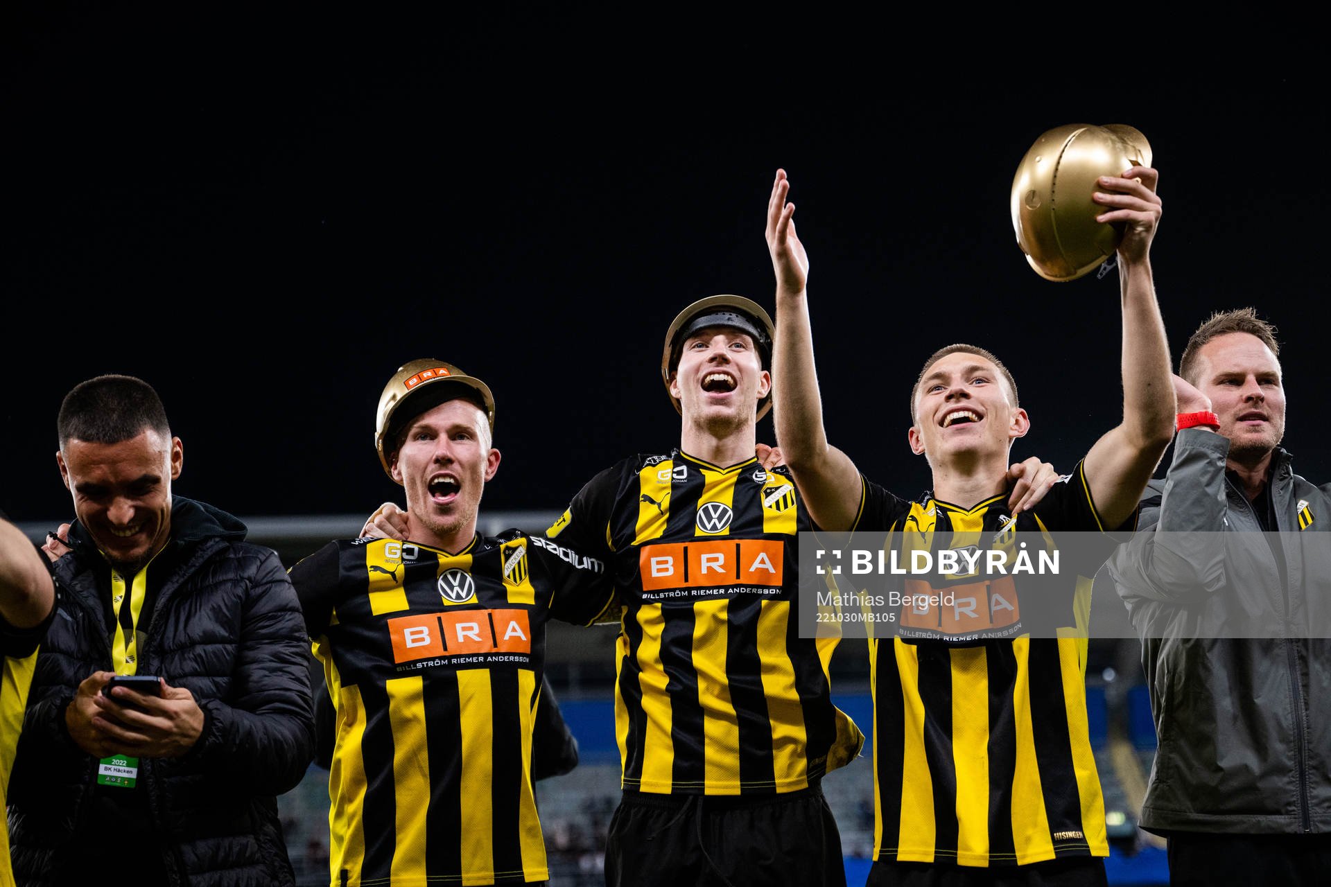 Häckens Mikkel Rygaard Jensen, Samuel Gustafson och Kristoffer Lund Hansen jublar över sm-guldet efter fotbollsmatchen i Allsvenskan mellan IFK Göteborg och Häcken den 30 oktober 2022 i Göteborg.