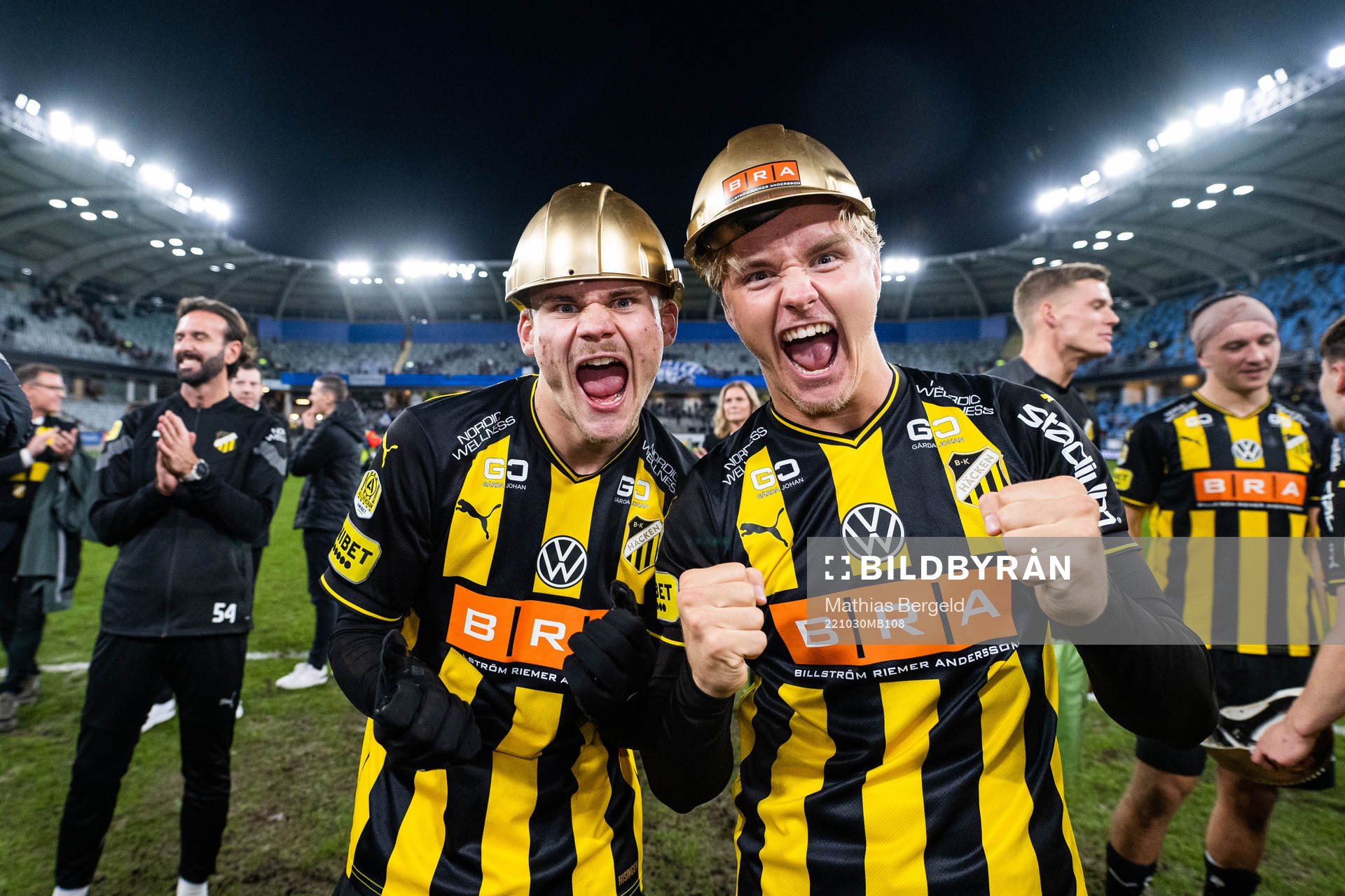 Häckens Oscar Uddenäs och William Nilsson jublar över