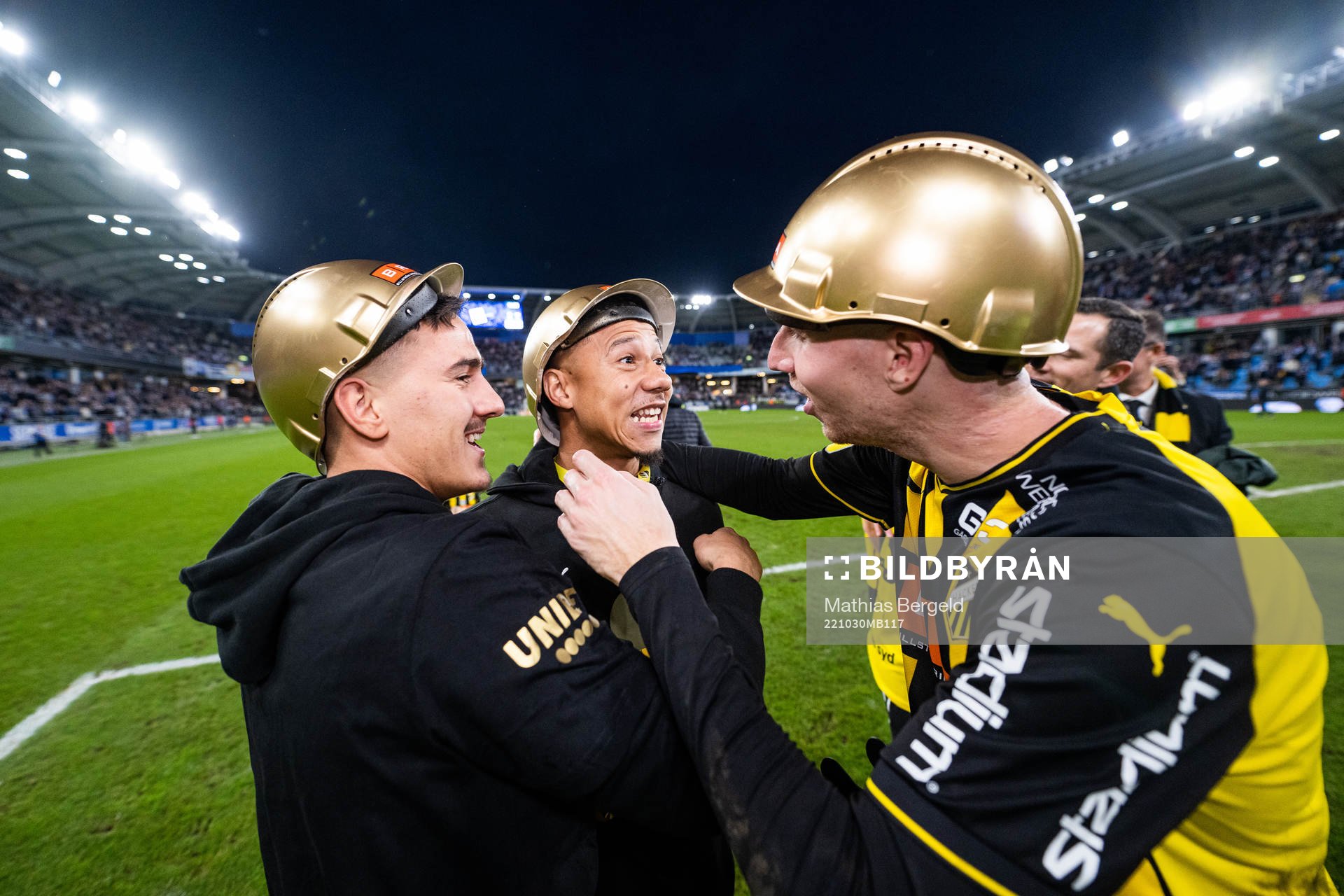 Häckens Tobias Sana och Samuel Gustafson jublar över