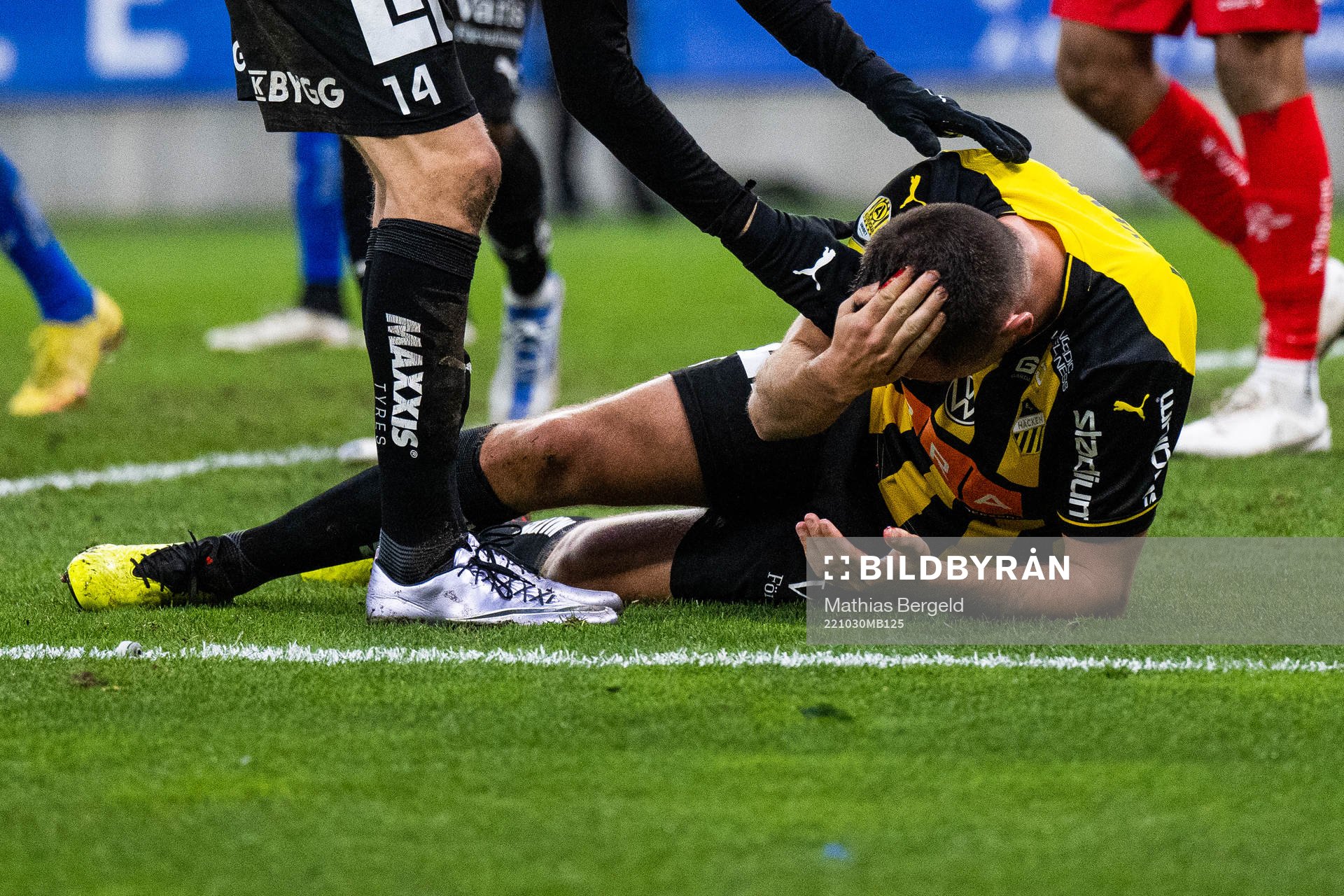 Häckens Even Hovland blöder från huvudet