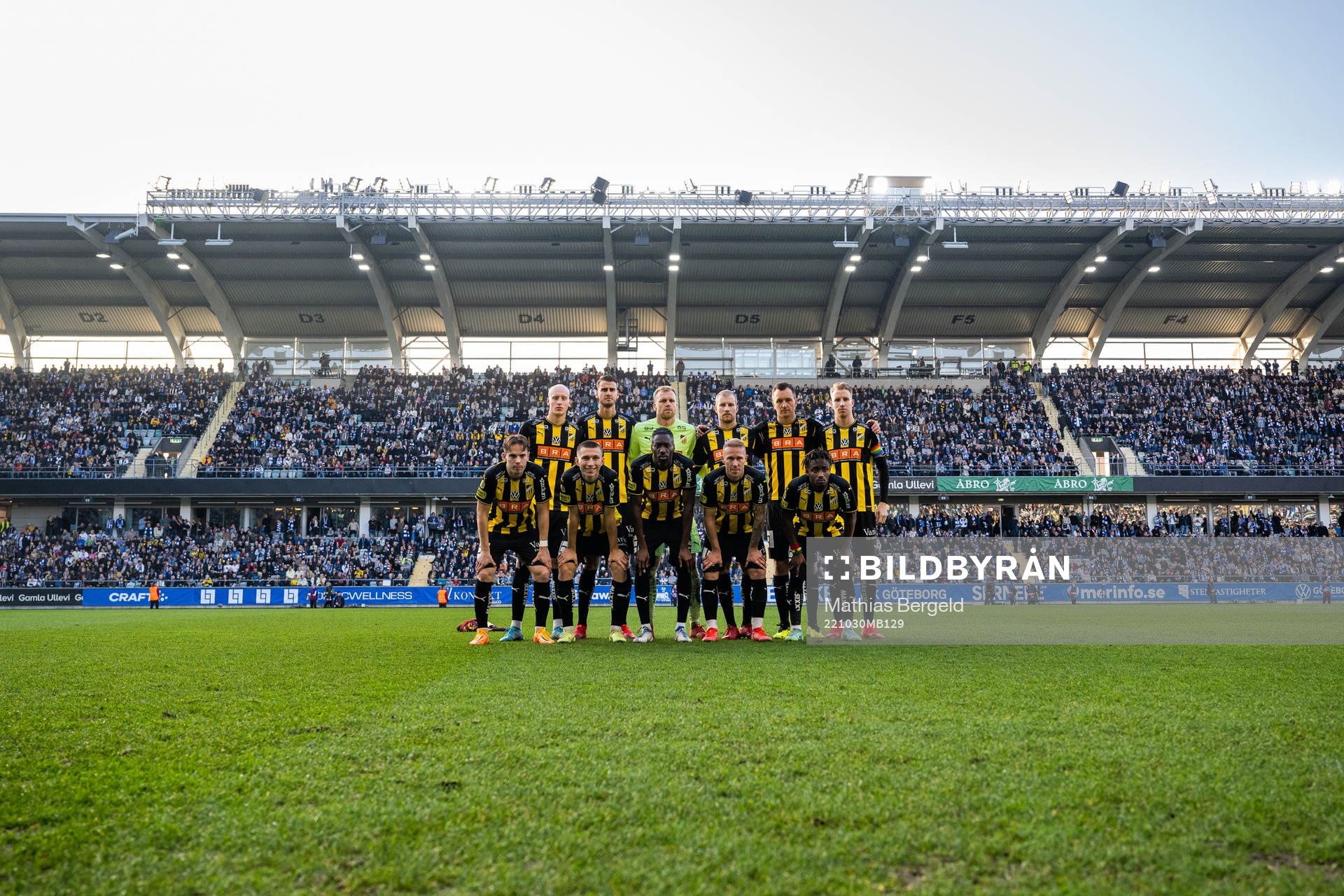 Häckens startelva poserar för en bild inför fotbollsmatchen i Allsvenskan mellan IFK Göteborg och Häcken den 30 oktober 2022 i Göteborg. Övre raden från vänster: Valgeir Fridriksson, Johan Hammar, målvakt Peter Abrahamsson, Simon Gustafson, Even Hovland och Samuel Gustafson. Nedre raden från vänster: Lars Olden Larsen, Kristoffer Lund Hansen, Blair Sebastian Turgott, Mikkel Rygaard Jensen och Ibrahim Sadiq.