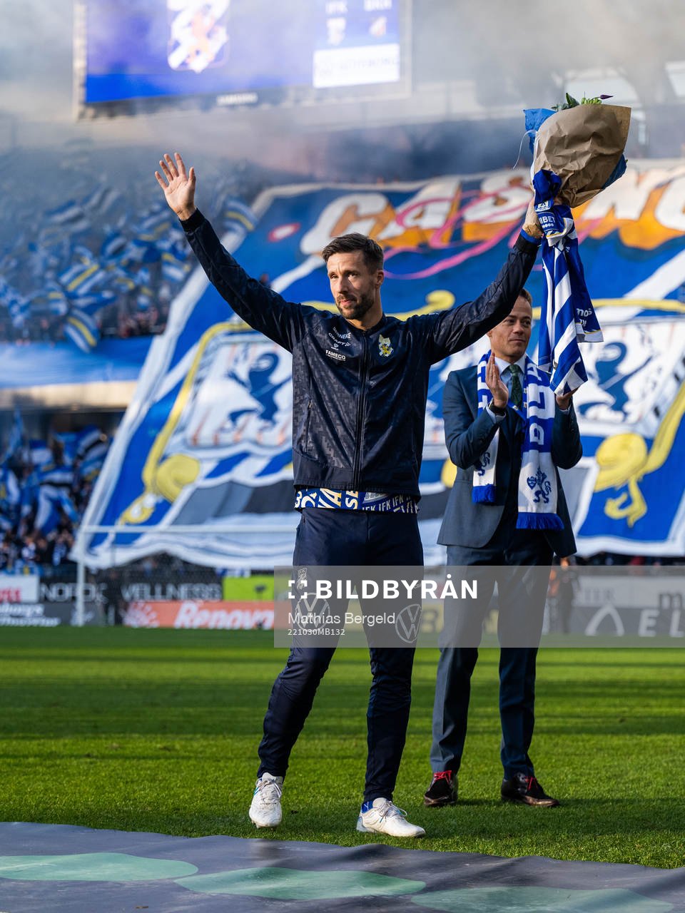 IFK Göteborgs Mattias Bjärsmyr tackas av inför fotbollsmatchen i Allsvenskan mellan IFK Göteborg och Häcken den 30 oktober 2022 i Göteborg.