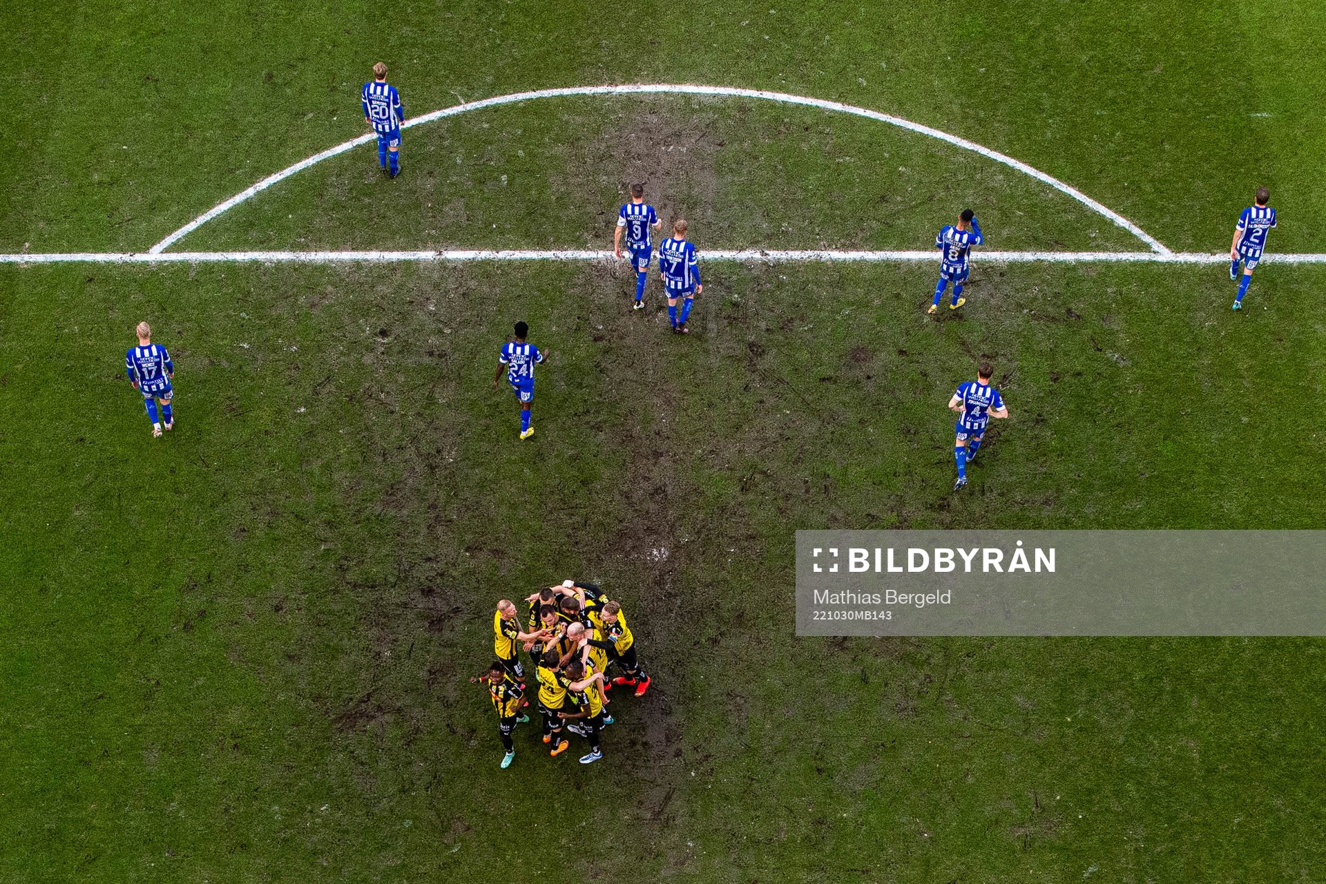 Häckens Johan Hammar jublar med lagkamrater