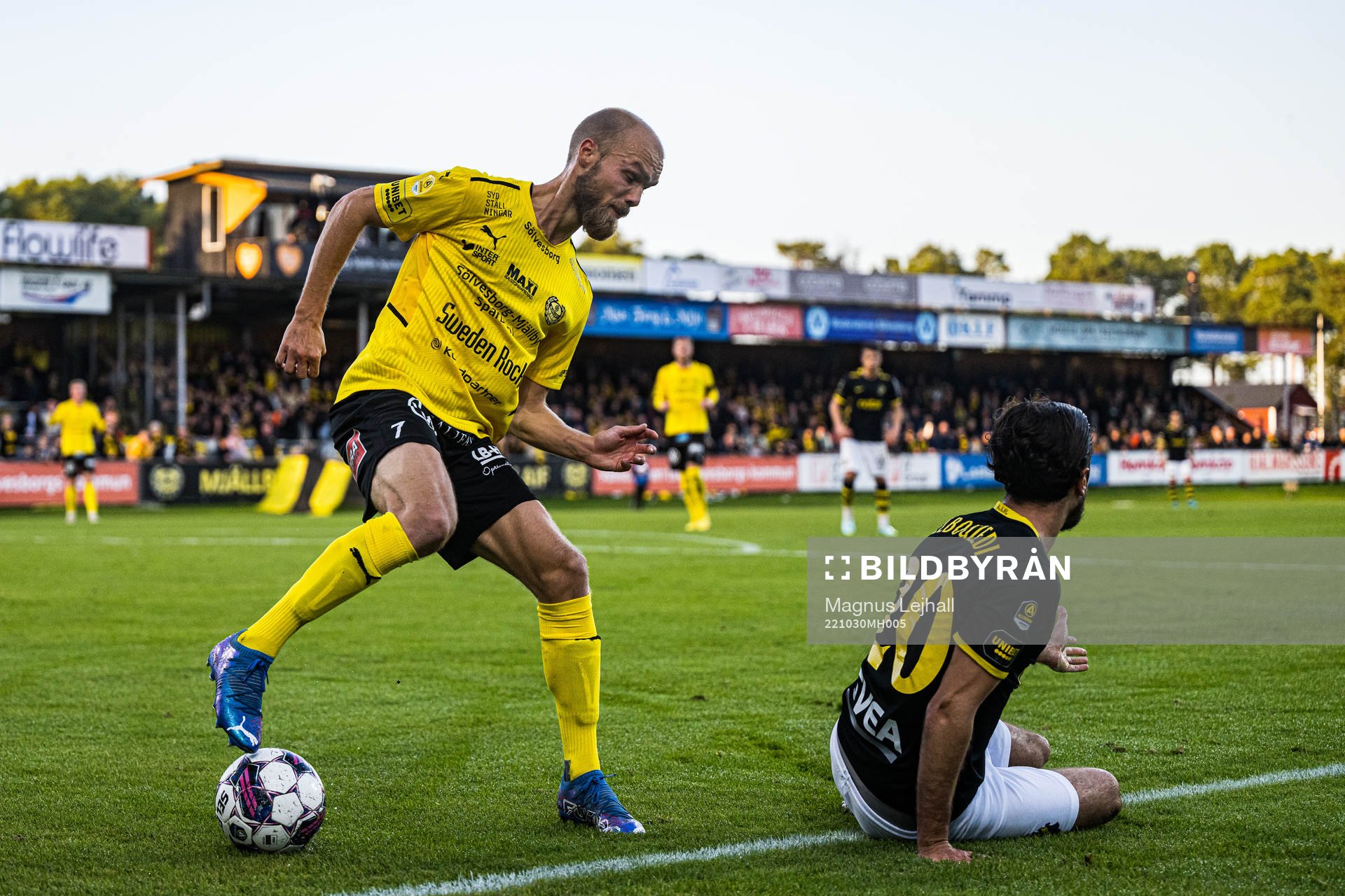 Mjällbys Viktor Gustafson och AIKs Zachary Elbouzedi