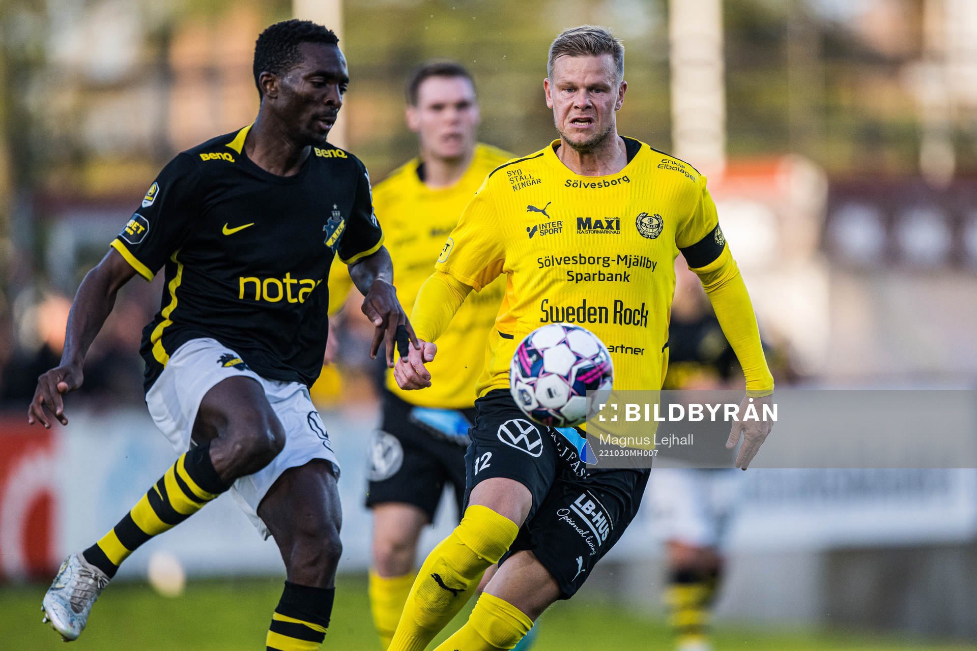 AIKs Collins Lusaka Sichenje och Mjällbys David Löfquist