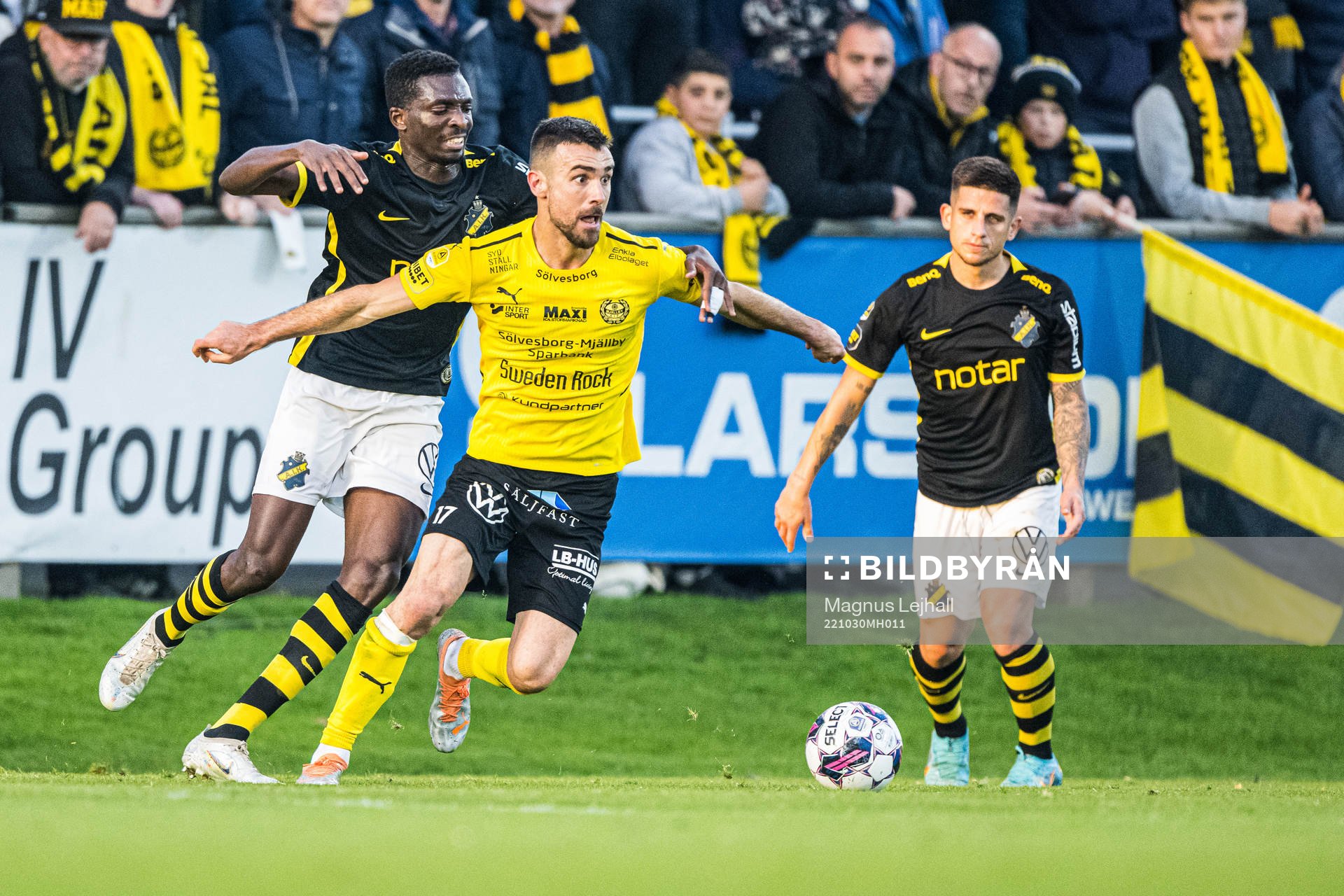 AIKs Collins Lusaka Sichenje och Mjällbys Carlos Moros