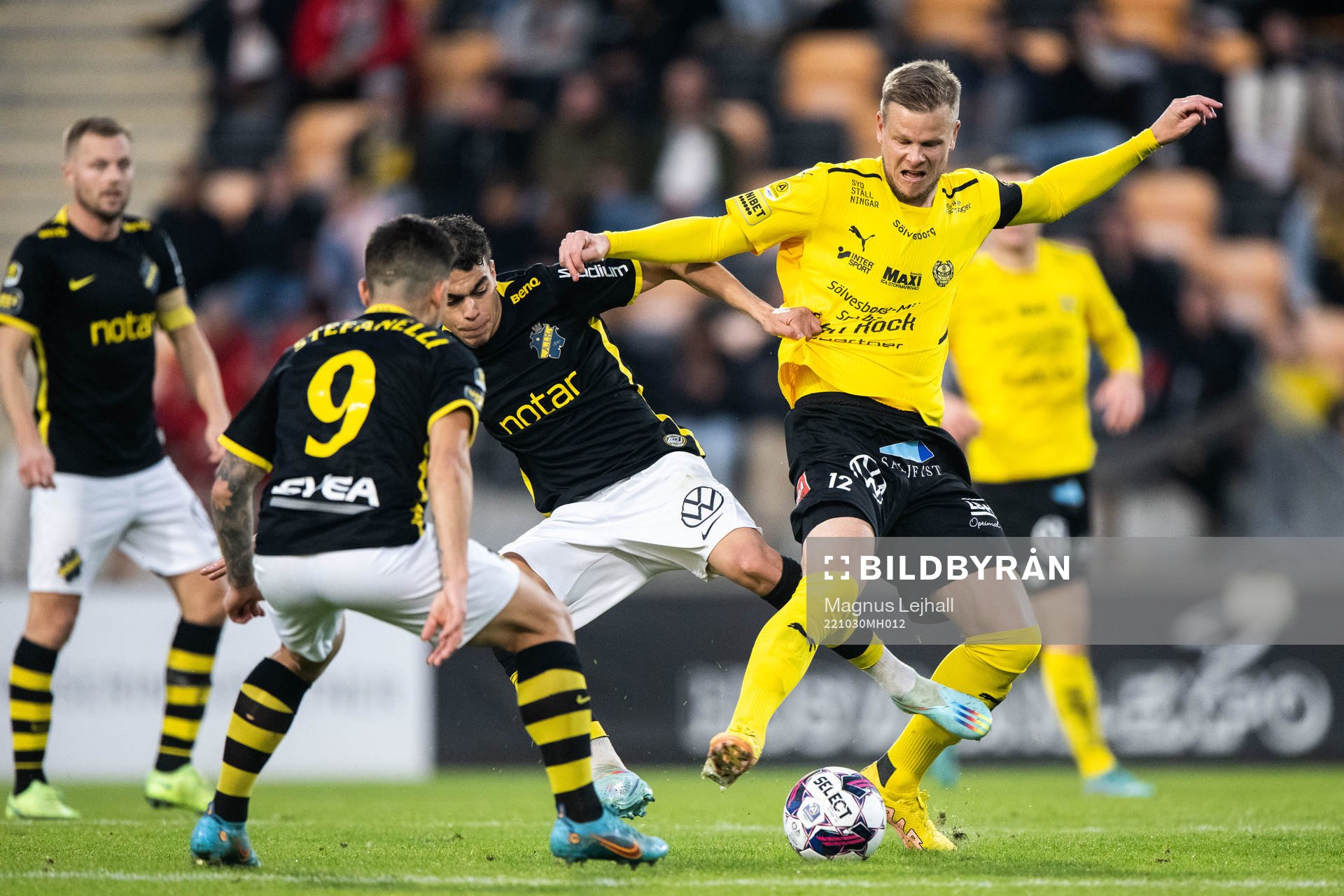 AIKs Nicolas Stefanelli och Yasin Ayari mot Mjällbys David