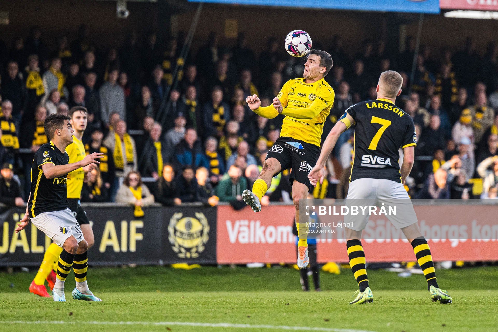 Mjällbys Jesper Gustavsson och AIKs Sebastian Larsson