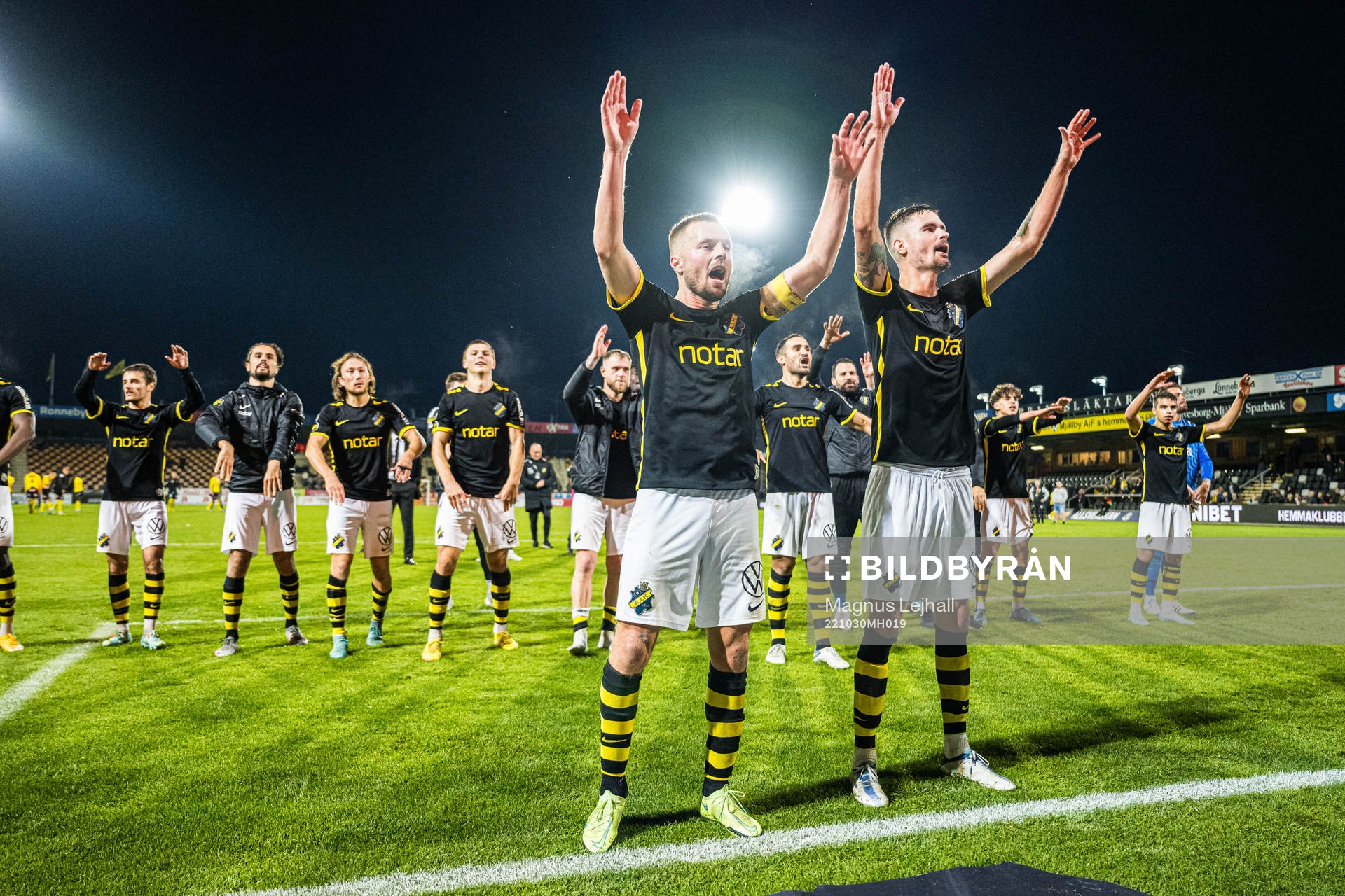 AIKs Sebastian Larsson och Mikael Lustig jublar