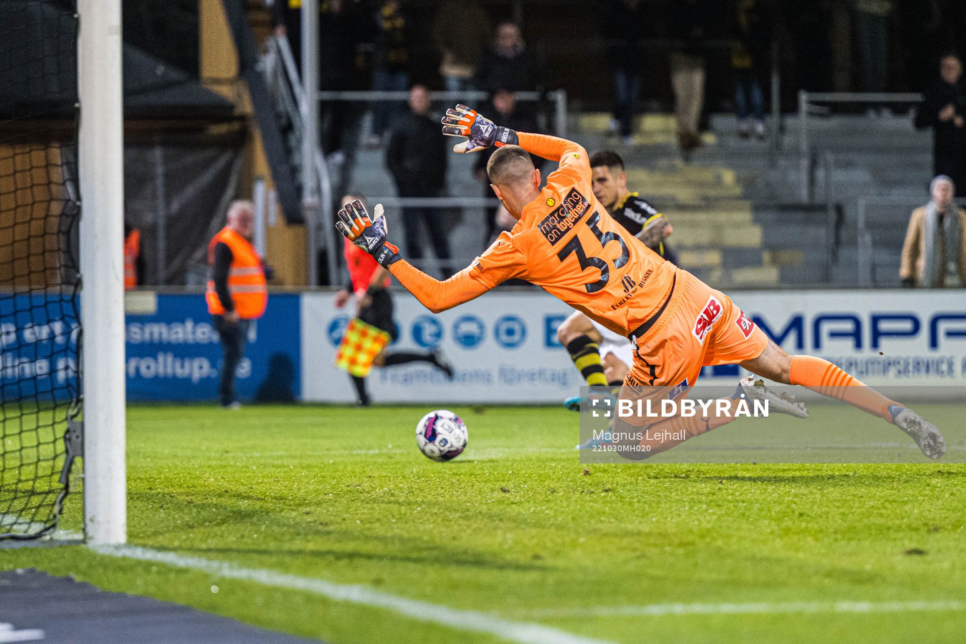 Mjällbys målvakt Samuel Brolin släpper in 1-2 av AIKs