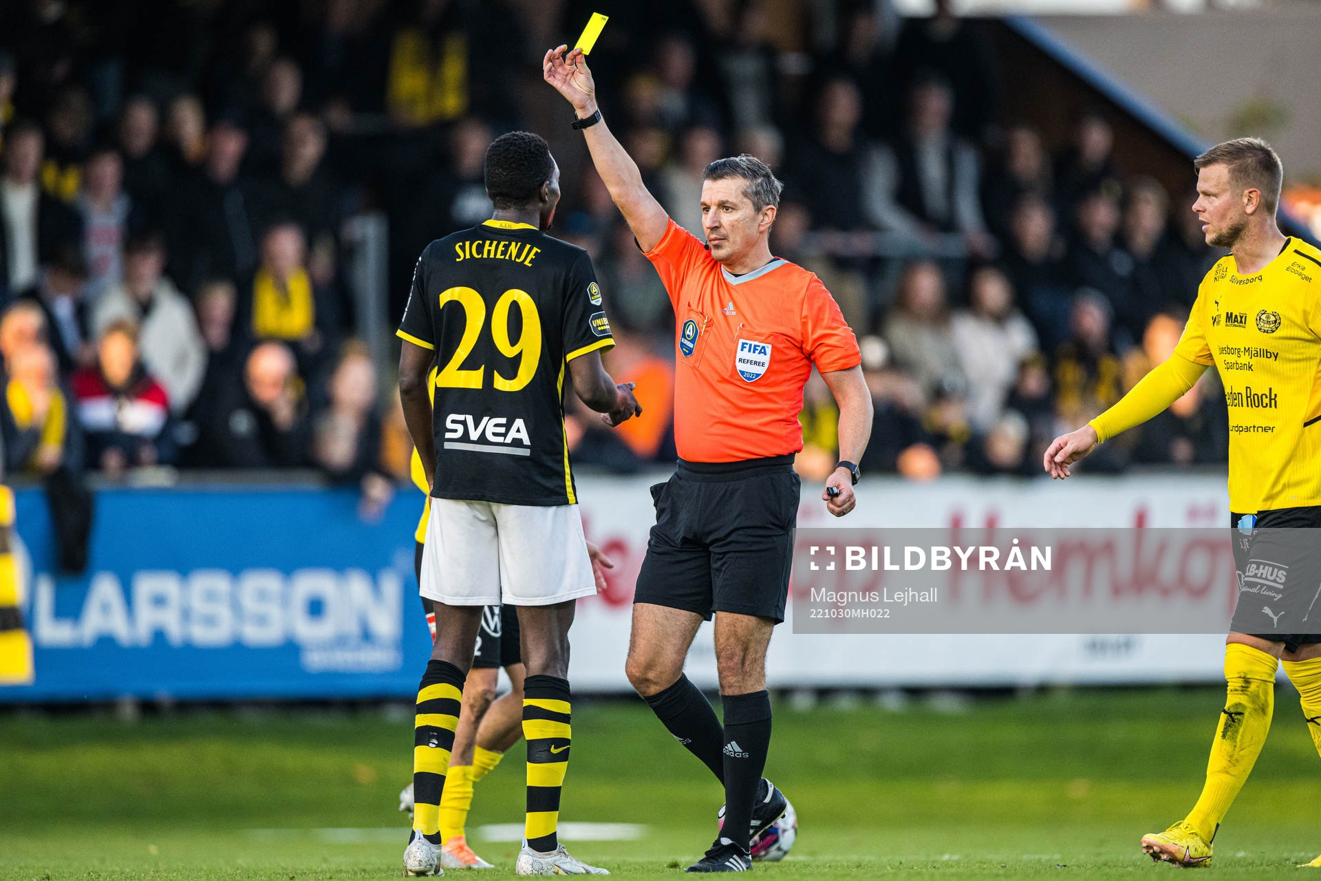 AIKs Collins Lusaka Sichenje varnad av Domare Bojan Pandzic