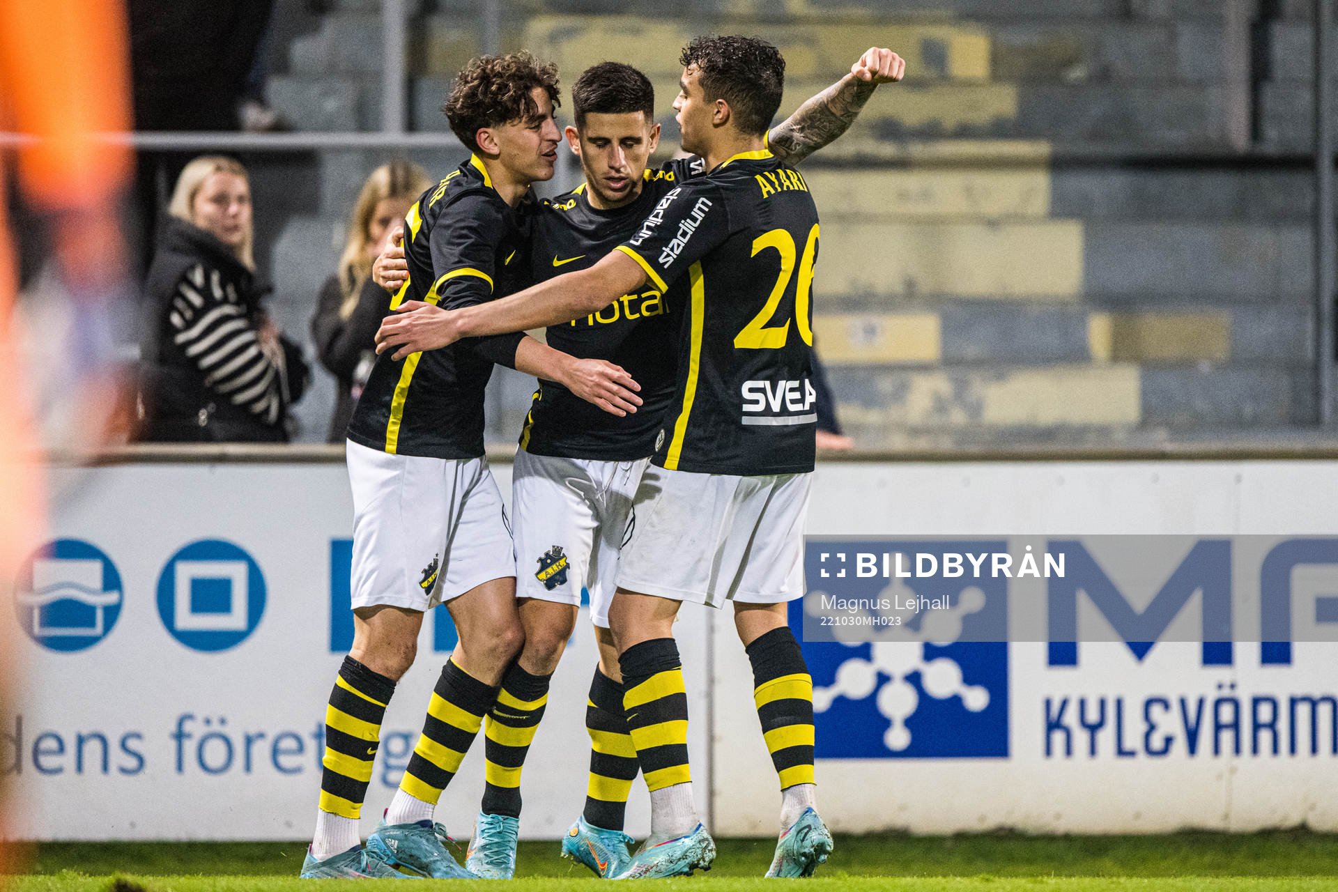 AIKs Nicolas Stefanelli jublar med Taha Ayari och Yasin