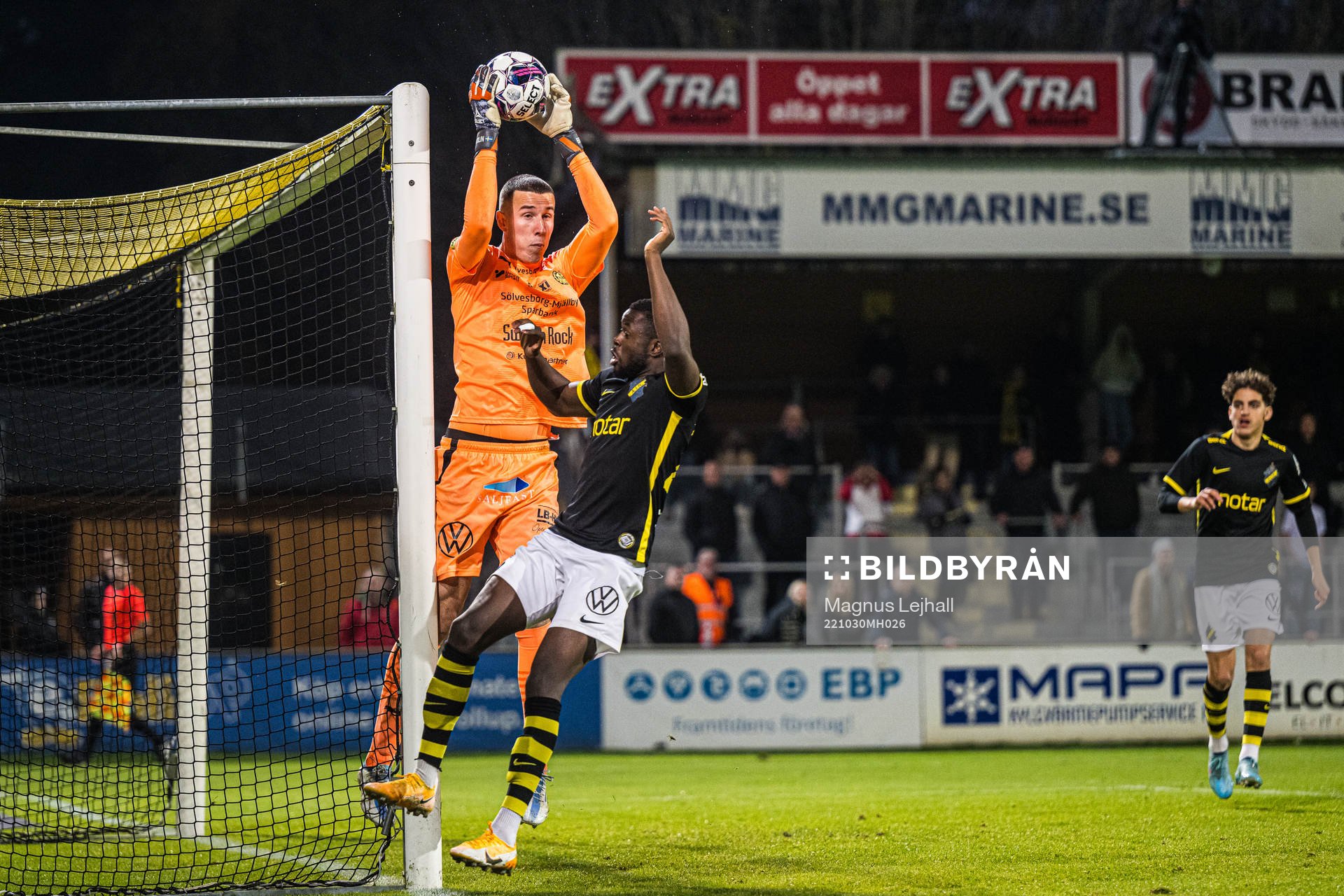 Mjällbys målvakt Samuel Brolin räddar framför AIKs