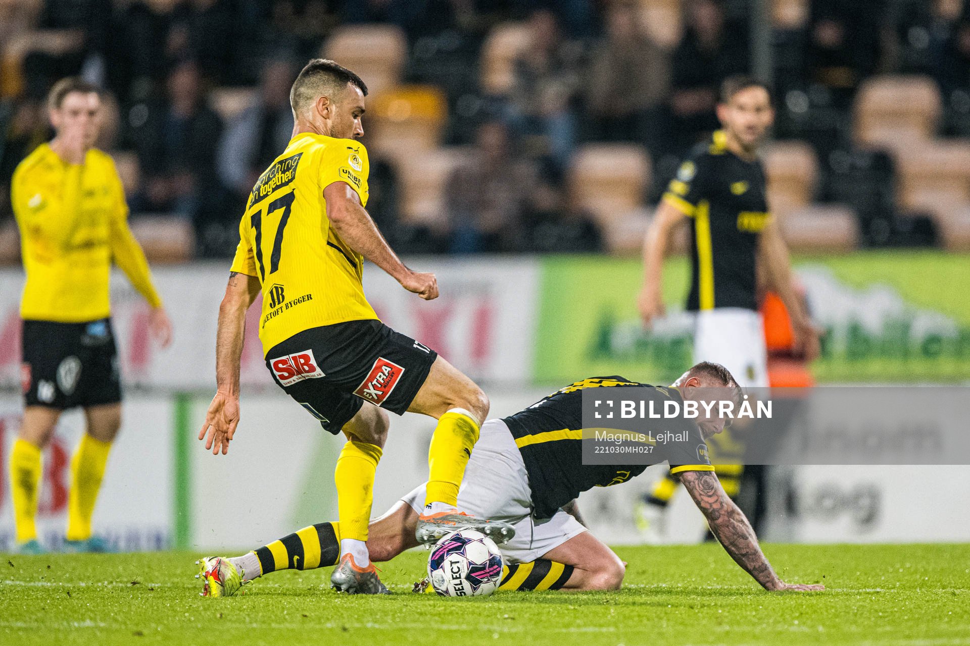 Mjällbys Carlos Moros Gracia och AIKs John Guidetti under fotbollsmatchen i Allsvenskan mellan Mjällby och AIK den 30 oktober 2022 i Hällevik. 
