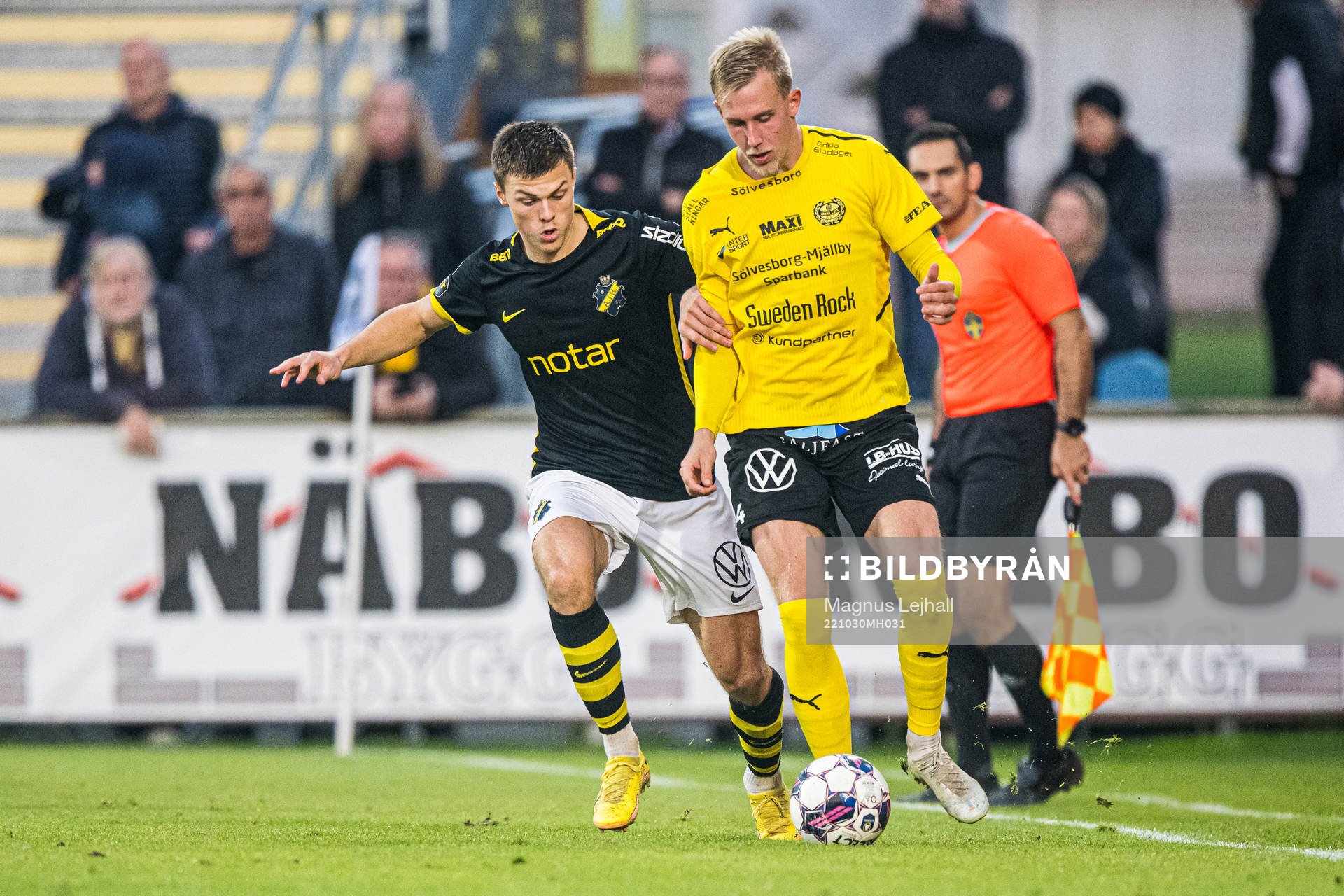 Mjällbys Herman Johansson och AIKs Erik Ring under fotbollsmatchen i Allsvenskan mellan Mjällby och AIK den 30 oktober 2022 i Hällevik. 