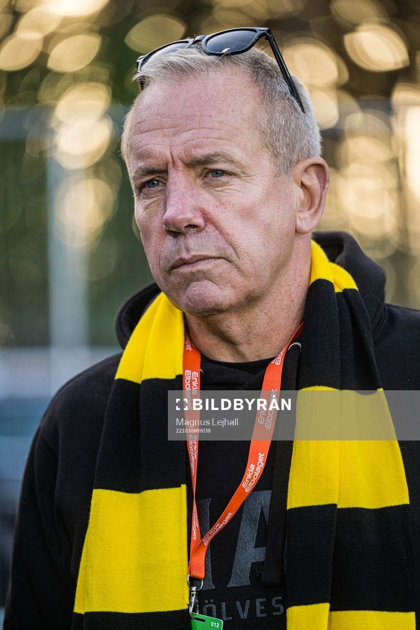 Mjällbys sportchef Hans ”Hasse” Larsson under fotbollsmatchen i Allsvenskan mellan Mjällby och AIK den 30 oktober 2022 i Hällevik. 