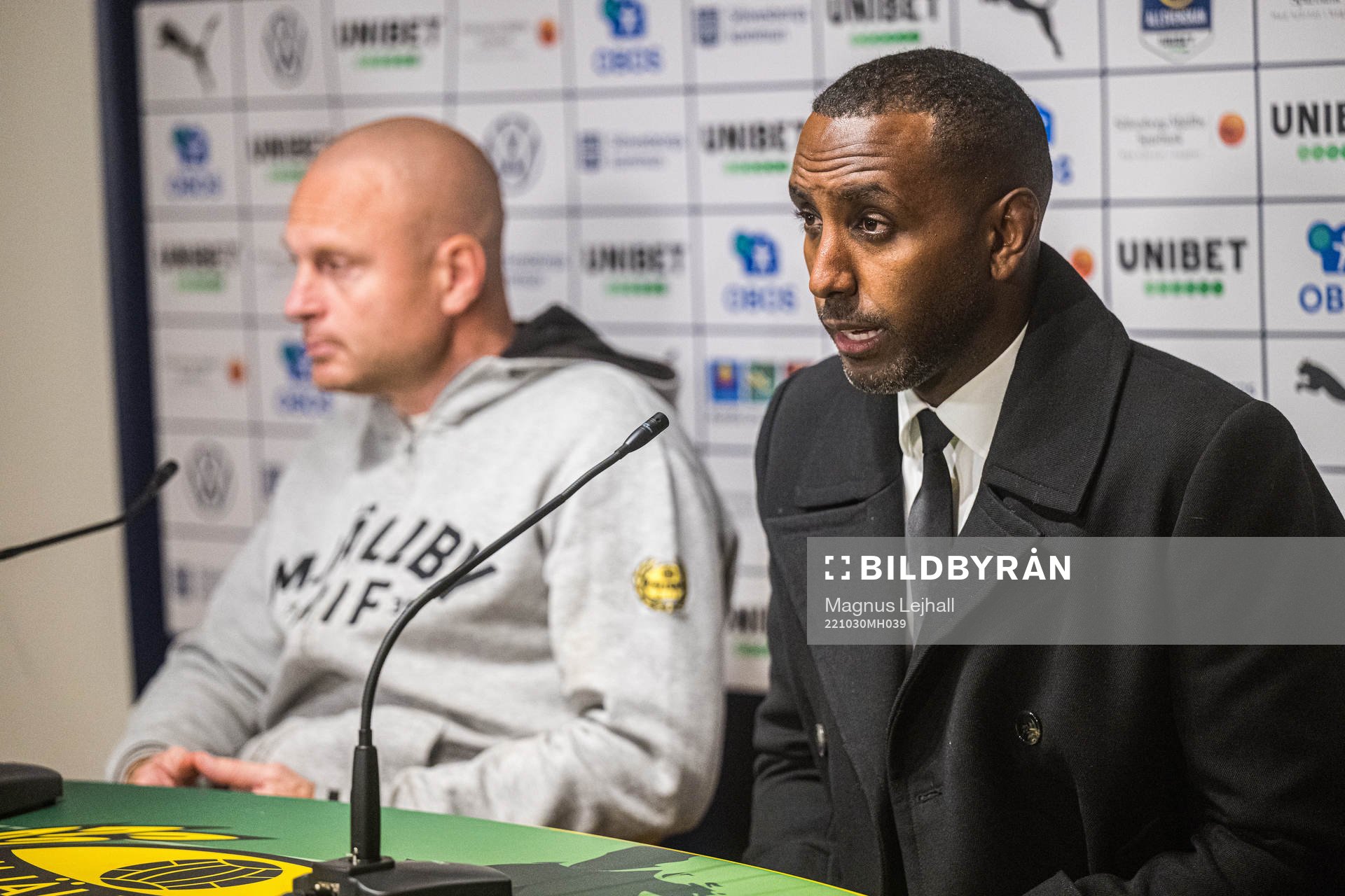 Mjällbys tränare Andreas Brännström 0ch AIKs tränare Henok Goitom under presskonferensen efter fotbollsmatchen i Allsvenskan mellan Mjällby och AIK den 30 oktober 2022 i Hällevik.