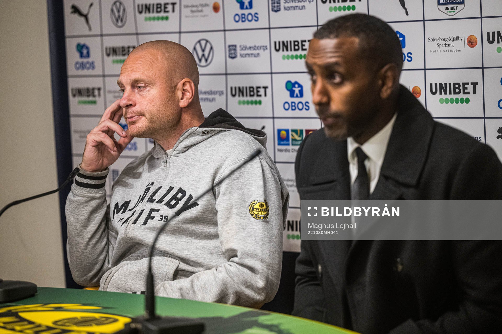 Mjällbys tränare Andreas Brännström 0ch AIKs tränare Henok Goitom under presskonferensen efter fotbollsmatchen i Allsvenskan mellan Mjällby och AIK den 30 oktober 2022 i Hällevik.