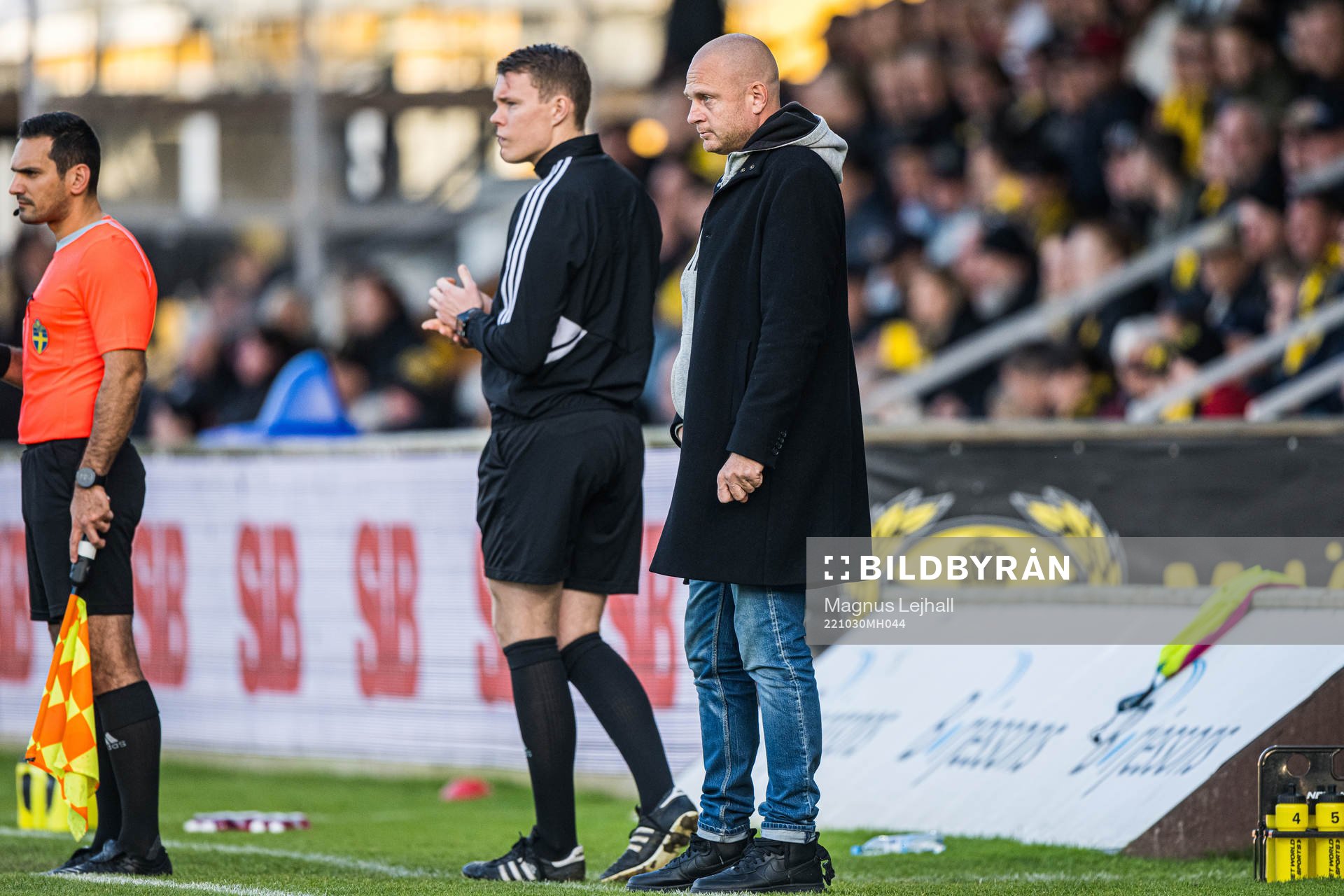 Mjällbys tränare Andreas Brännström under fotbollsmatchen i Allsvenskan mellan Mjällby och AIK den 30 oktober 2022 i Hällevik. 