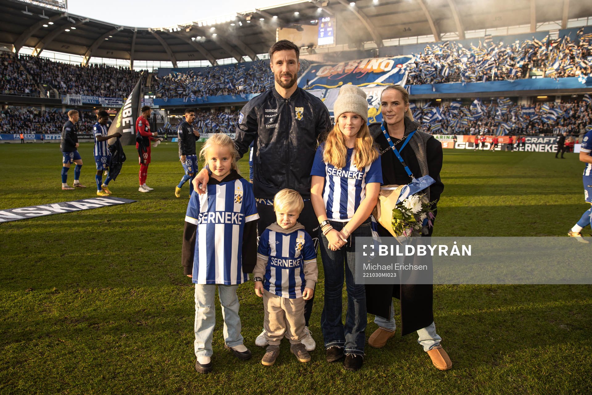 IFK Göteborgs Mattias Bjärsmyr tackas av inför fotbollsmatchen i Allsvenskan mellan IFK Göteborg och Häcken den 30 oktober 2022 i Göteborg.