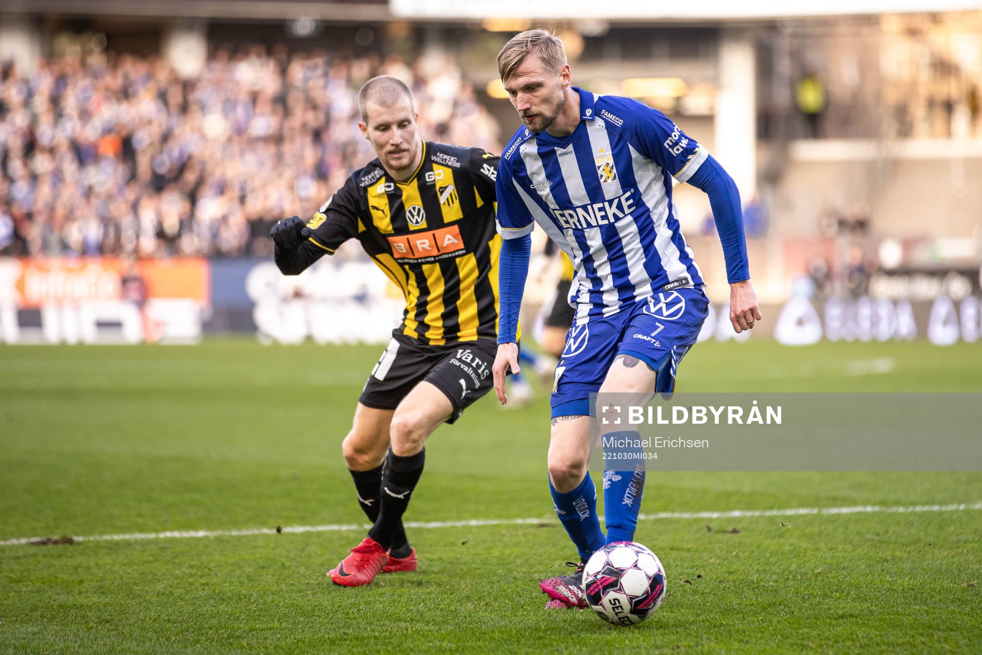 Häckens Yannick Armel Assiedou Adjoumani och IFK Göteborgs Sebastian Eriksson under fotbollsmatchen i Allsvenskan mellan IFK Göteborg och Häcken den 30 oktober 2022 i Göteborg. 