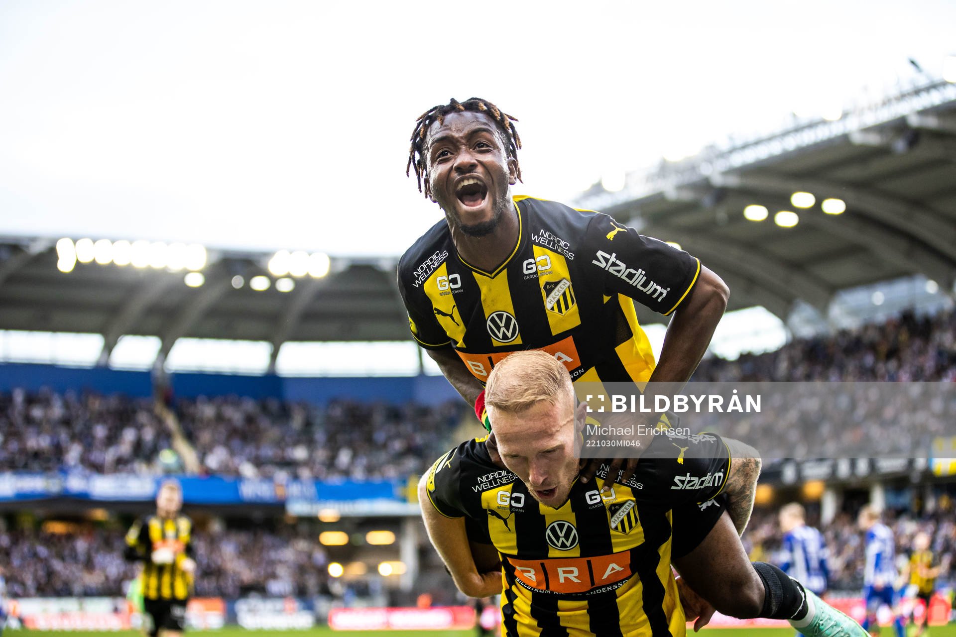 Häckens Mikkel Rygaard Jensen jublar med Ibrahim Sadiq